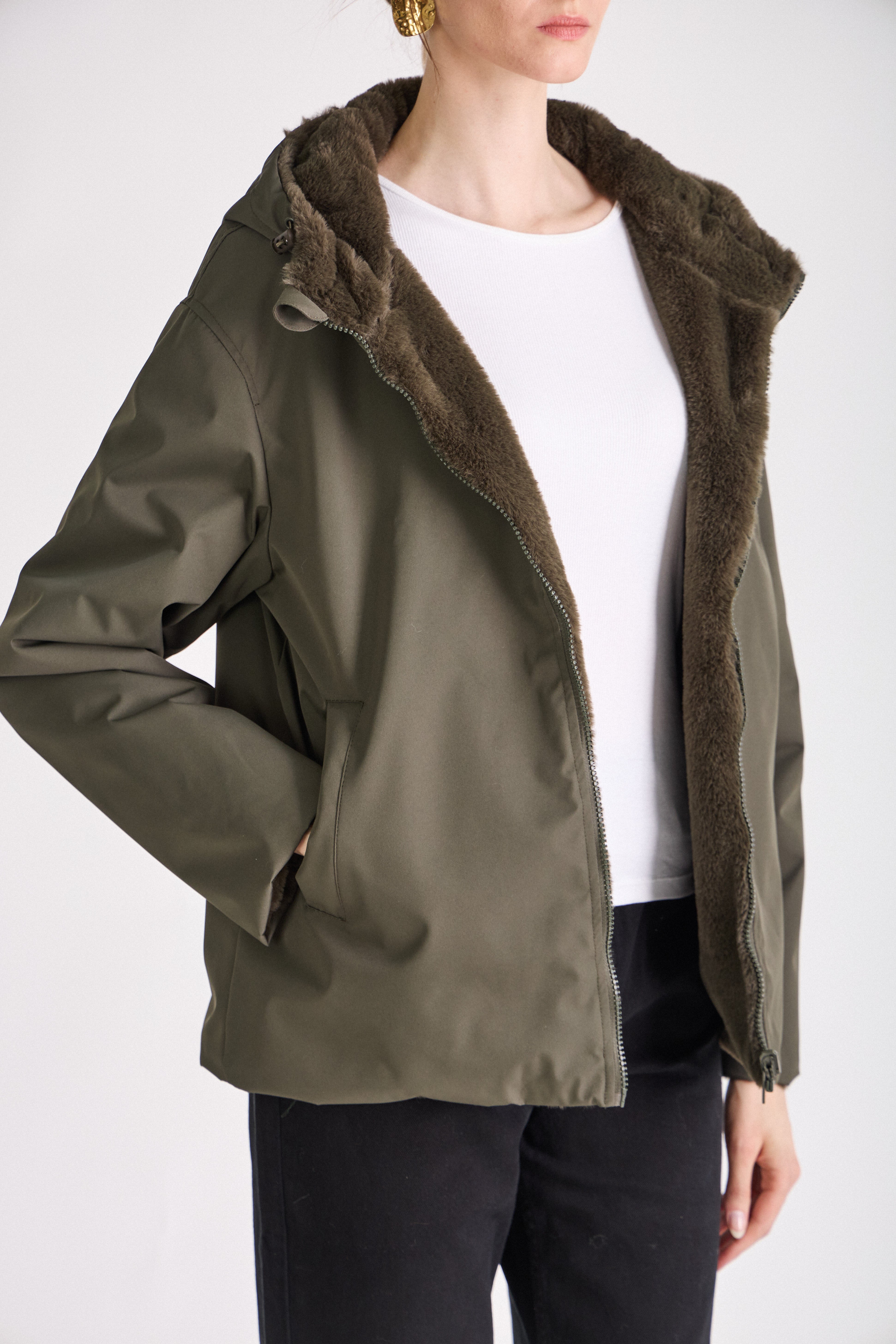 Femme portant une parka kaki réversible déperlante à capuche fausse fourrure Escandelle Paris
#couleur_kaki