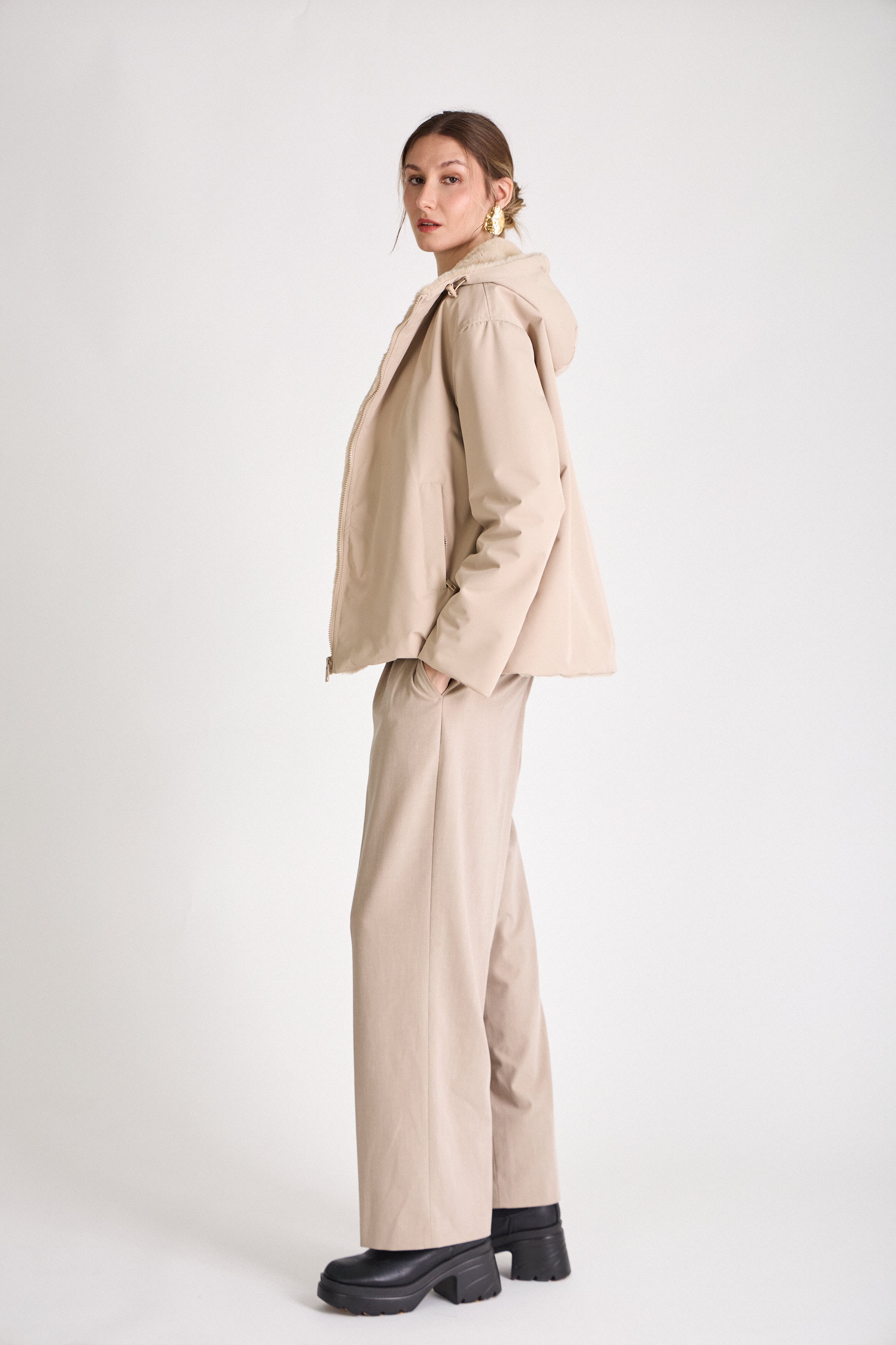 Femme portant une parka beige réversible déperlante à capuche fausse fourrure Escandelle Paris
#couleur_beige