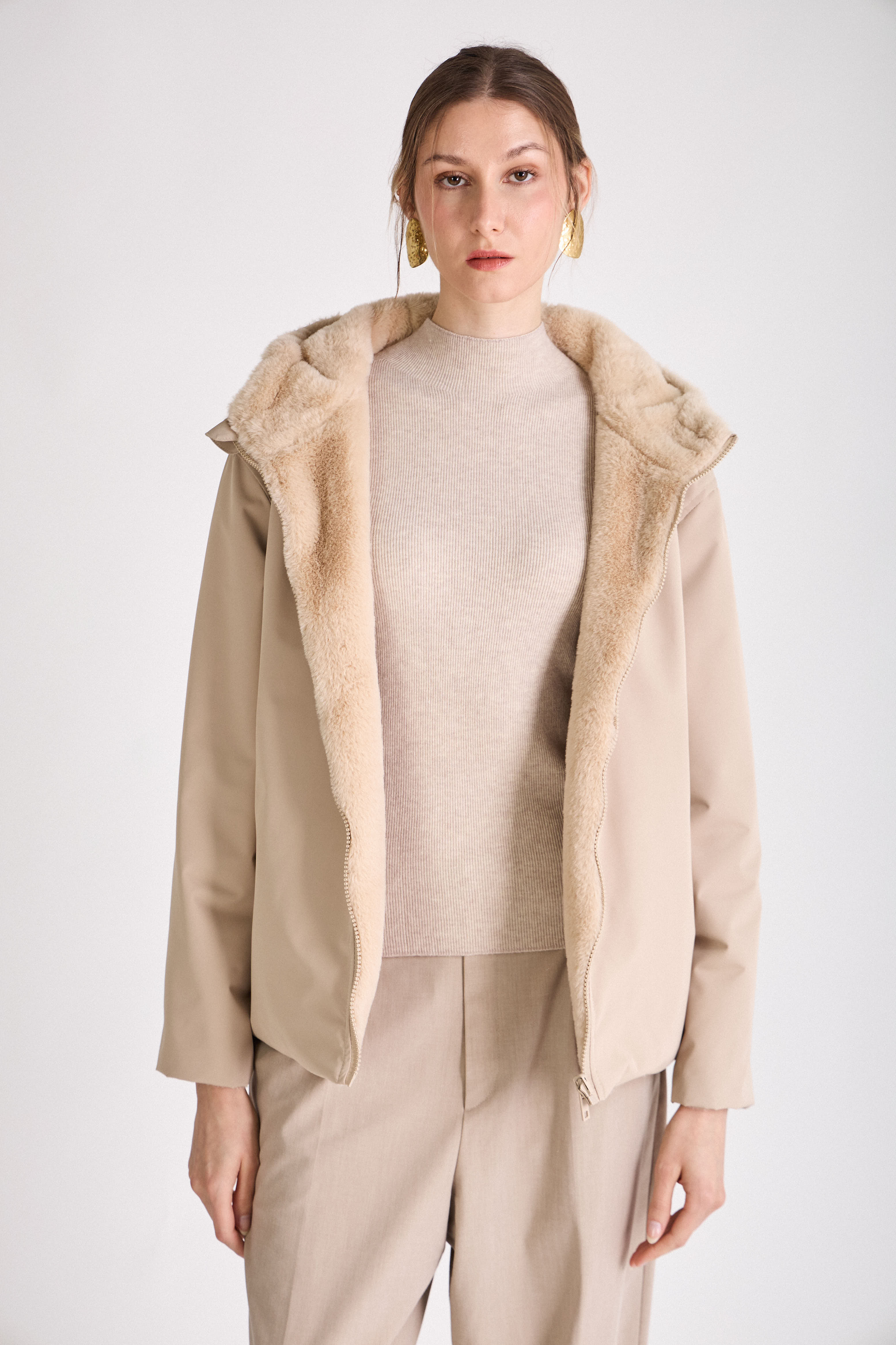 Femme portant une parka beige réversible déperlante à capuche fausse fourrure Escandelle Paris
#couleur_beige