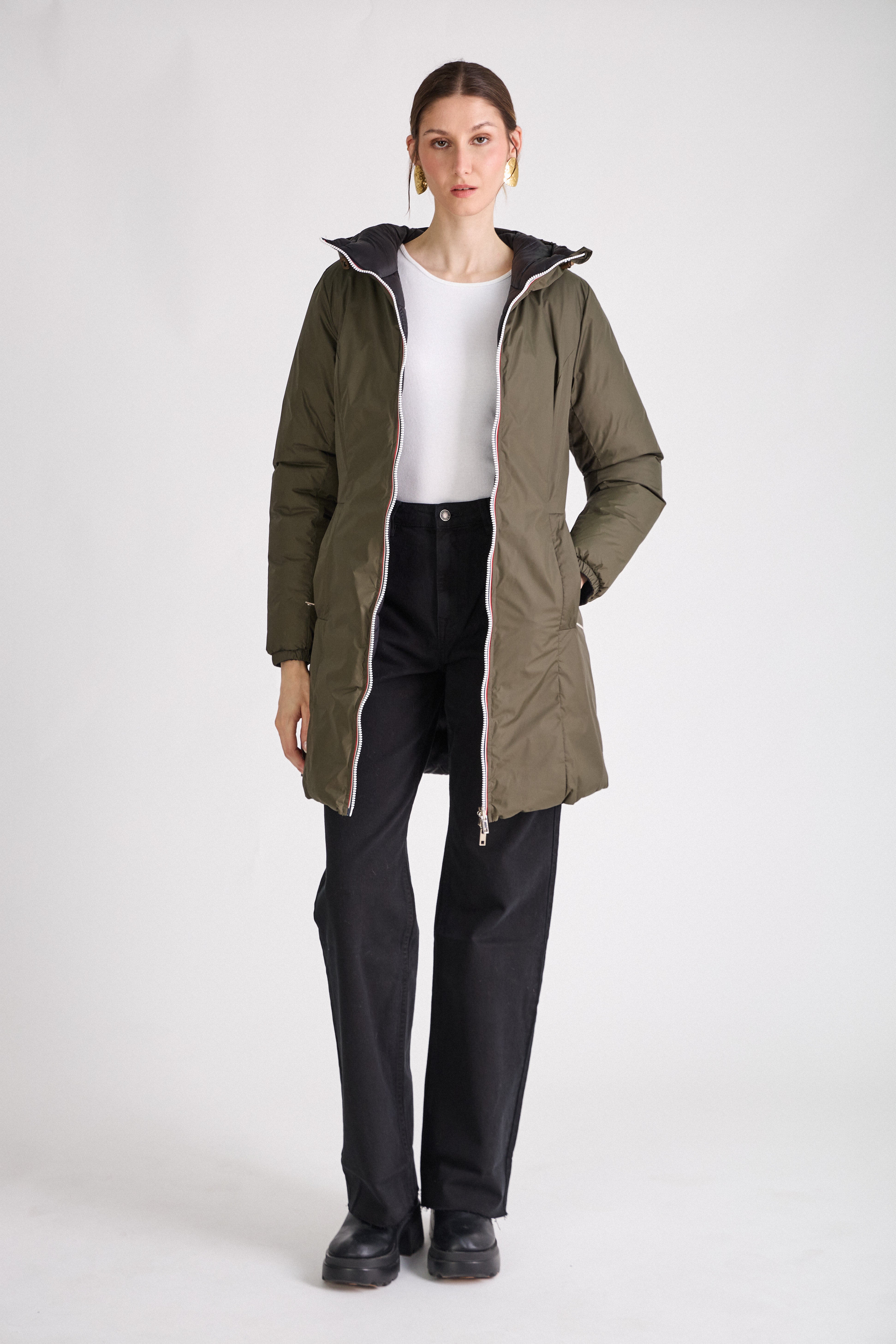 Doudoune SIXTINE Escandelle – manteau long kaki porté avec jean et bottines, style citadin élégant.
#couleur_kaki