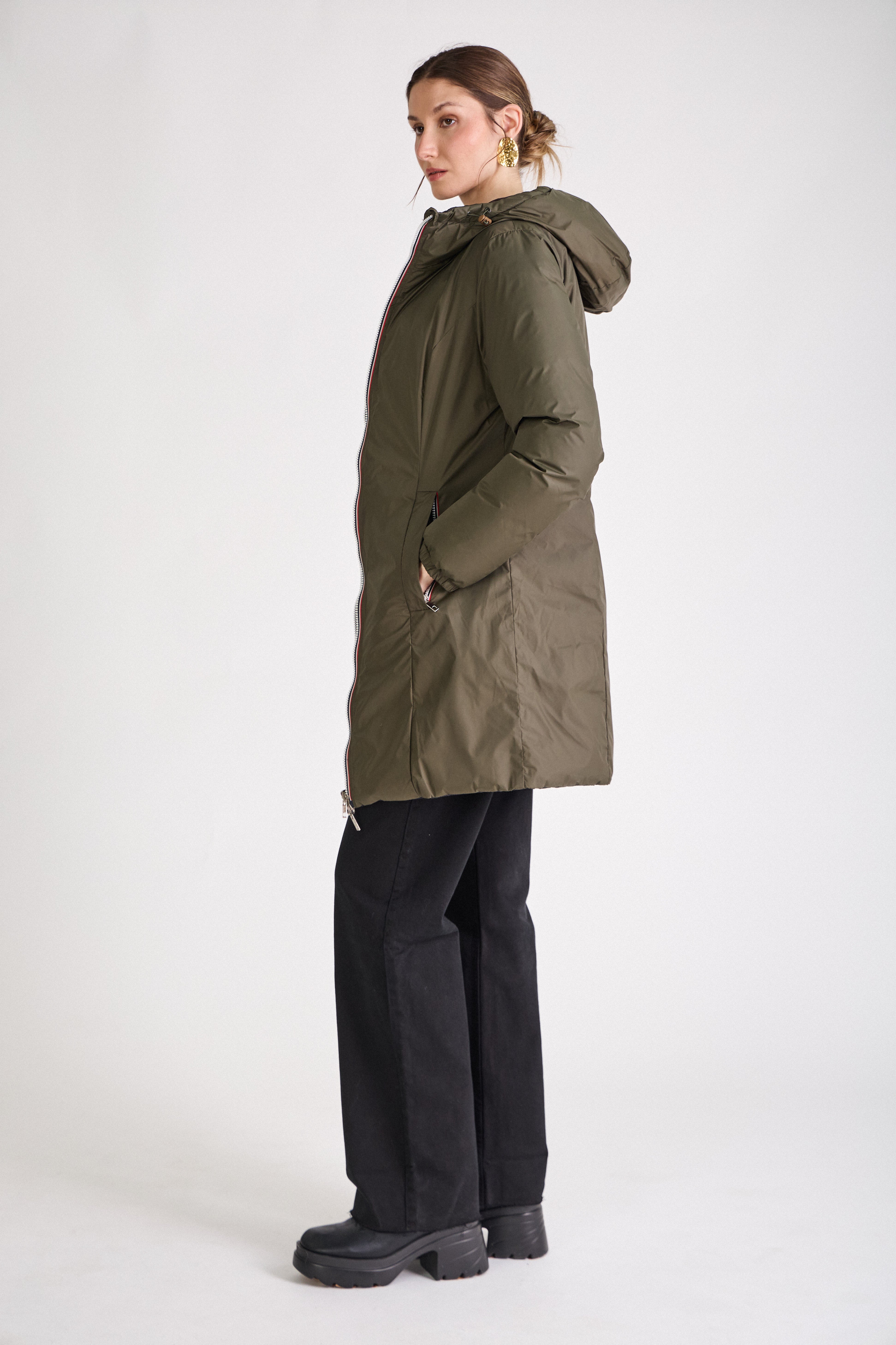 Doudoune SIXTINE Escandelle – manteau long kaki porté avec jean et bottines, style citadin élégant.
#couleur_kaki