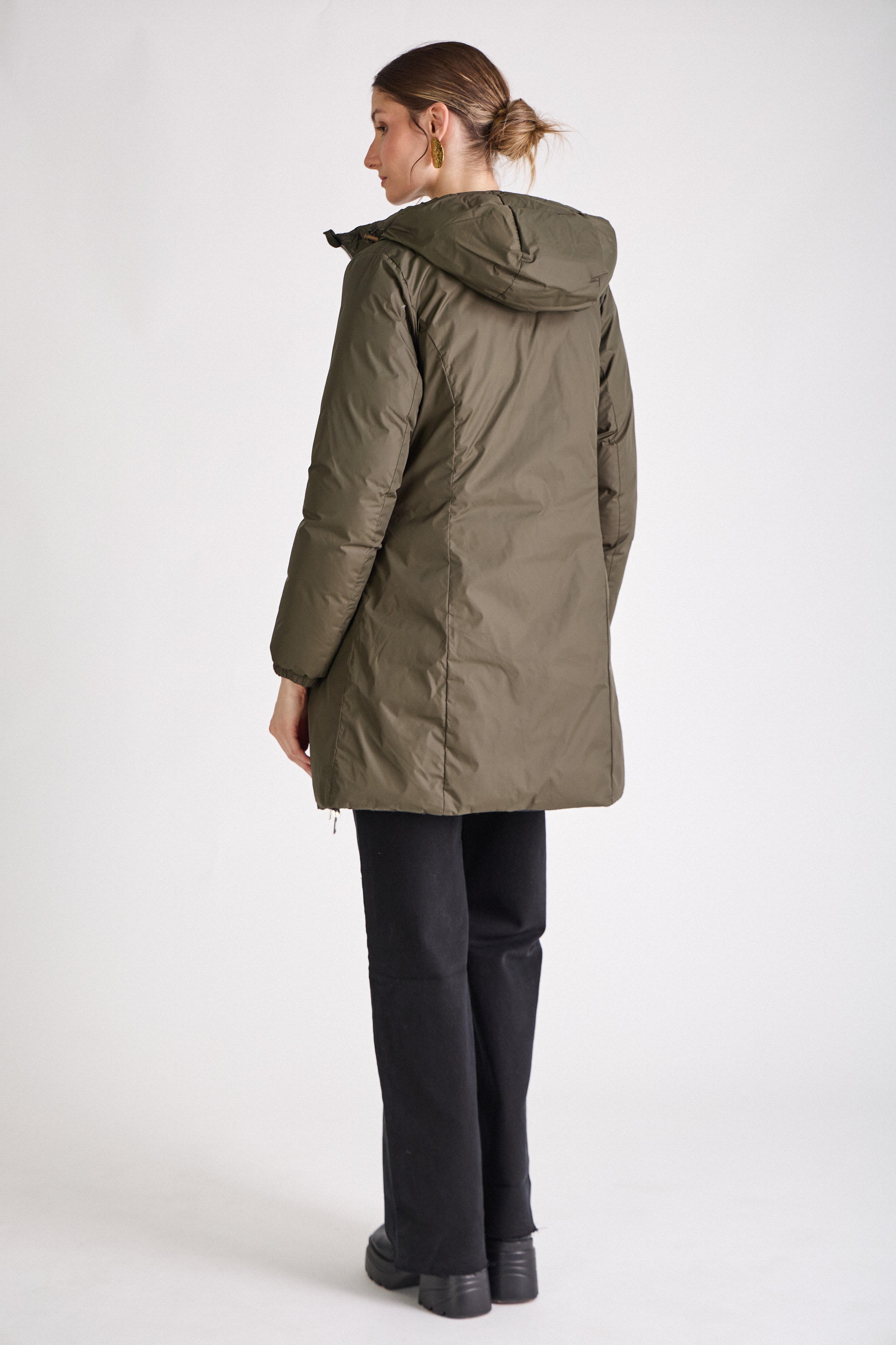 Doudoune SIXTINE Escandelle – manteau long kaki porté avec jean et bottines, style citadin élégant.
#couleur_kaki