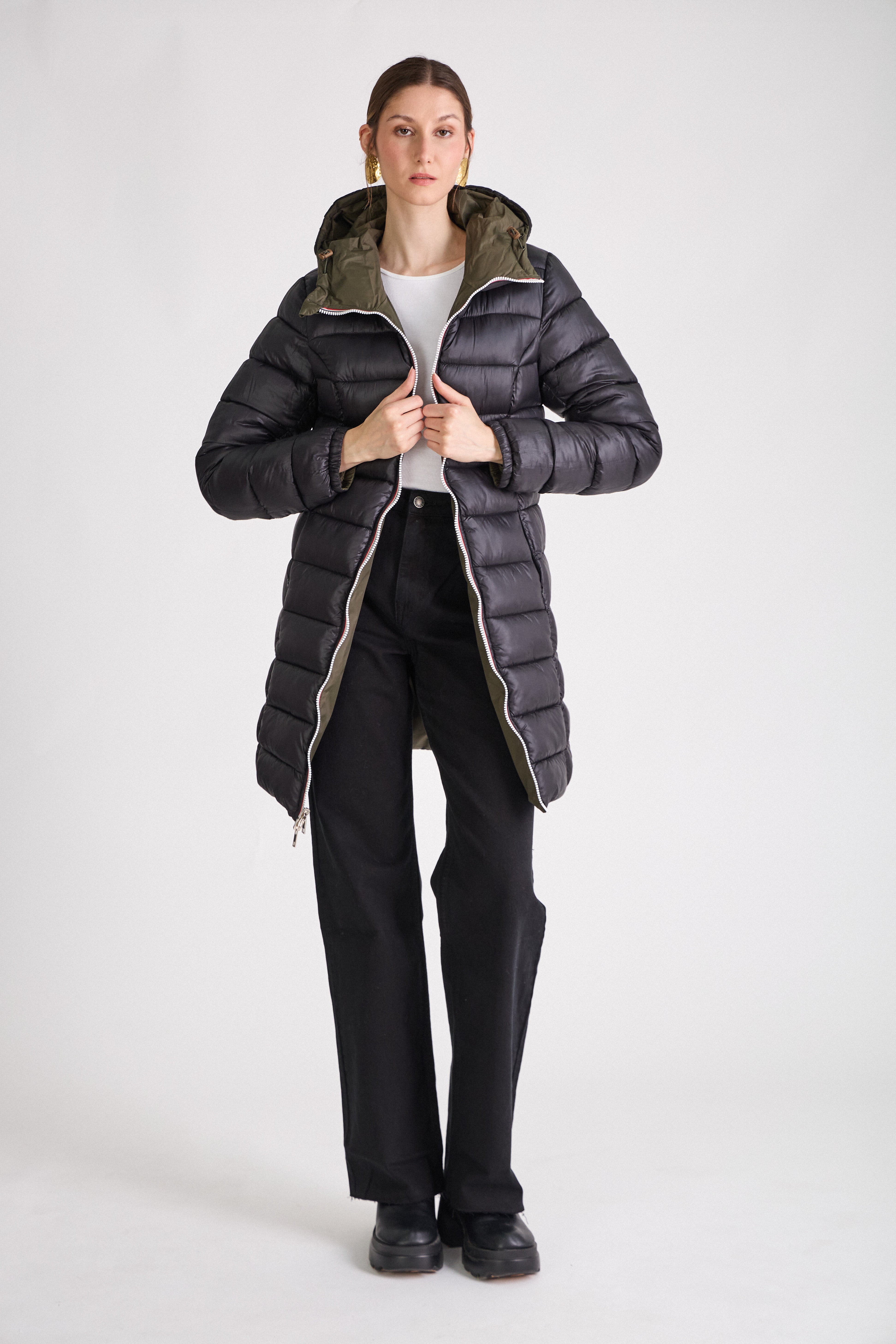 Doudoune SIXTINE Escandelle – manteau long kaki porté avec jean et bottines, style citadin élégant.
#couleur_kaki