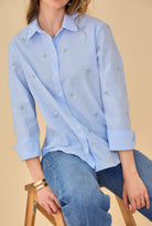chemise bleu rayé à broderies fleuries, col français et boutonnière