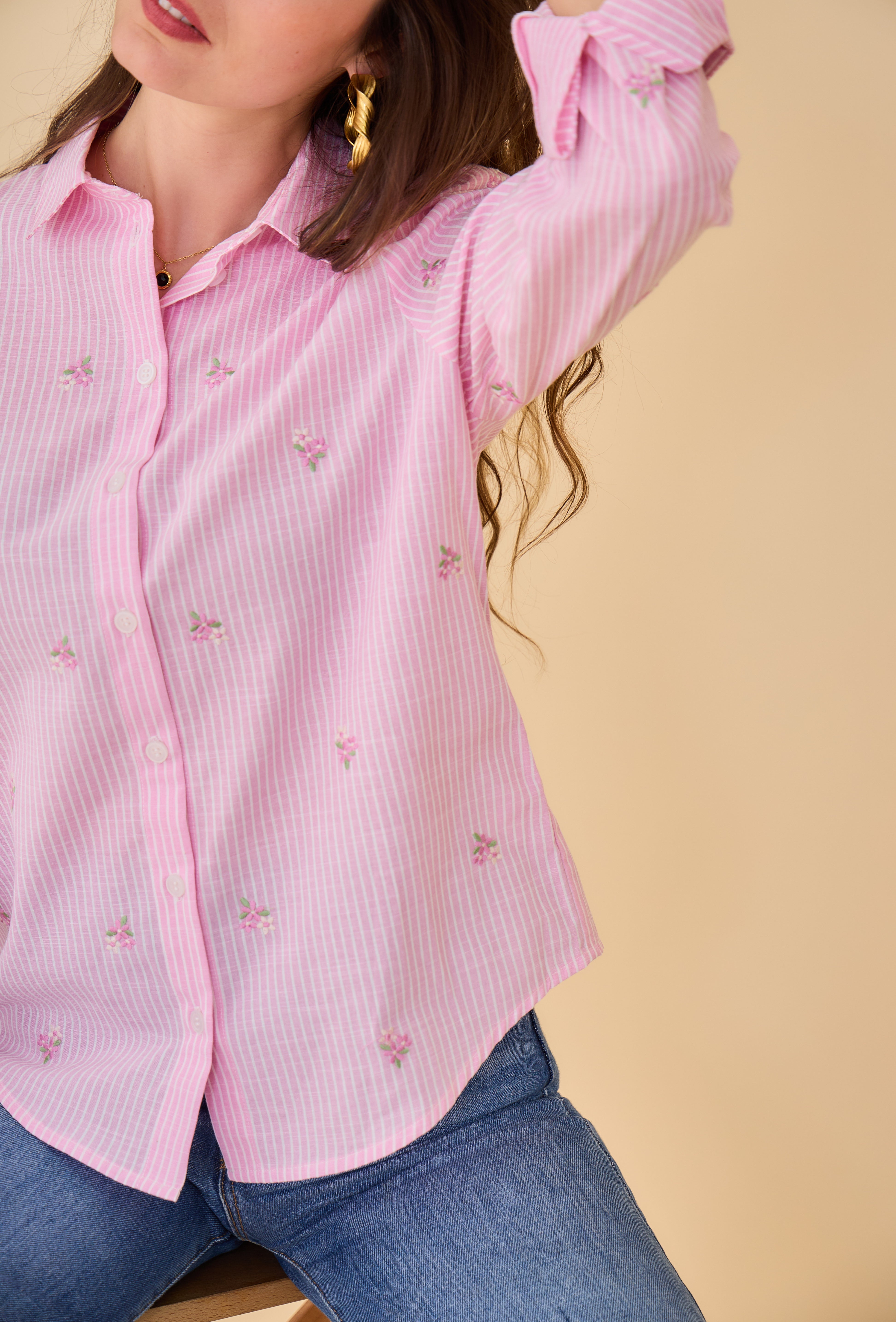 chemise rose rayé à broderies fleuries, col français et boutonnière, bas arrondi