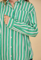 chemise verte à rayures, poche plaquée et col français