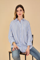chemise bleue à rayures, poche plaquée et col français, devant avec boutonnière