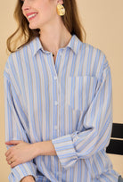 chemise bleue à rayures, poche plaquée et col français