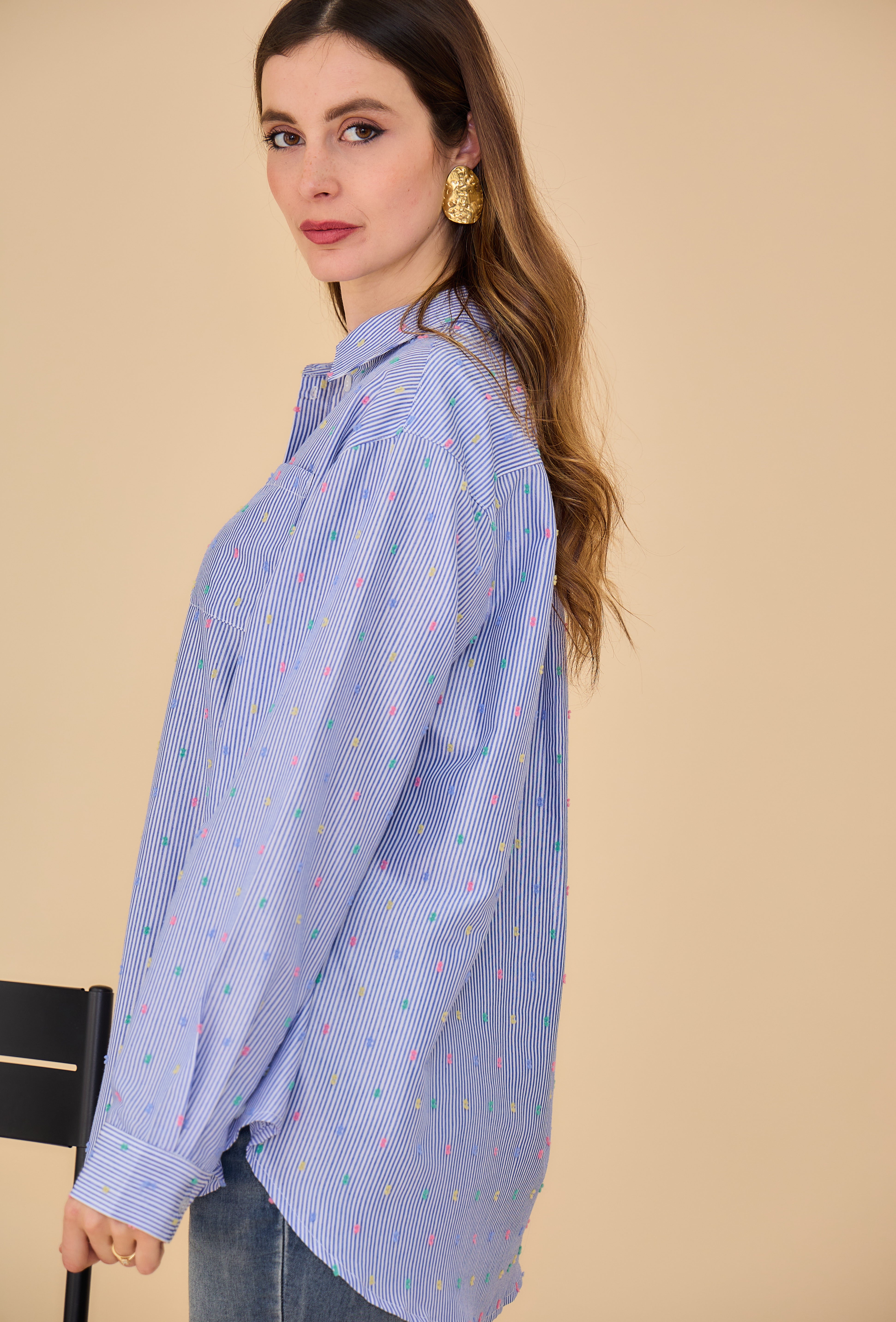 chemise bleue rayée à plumetis multicolores, côté, bas arrondi et dos plus long