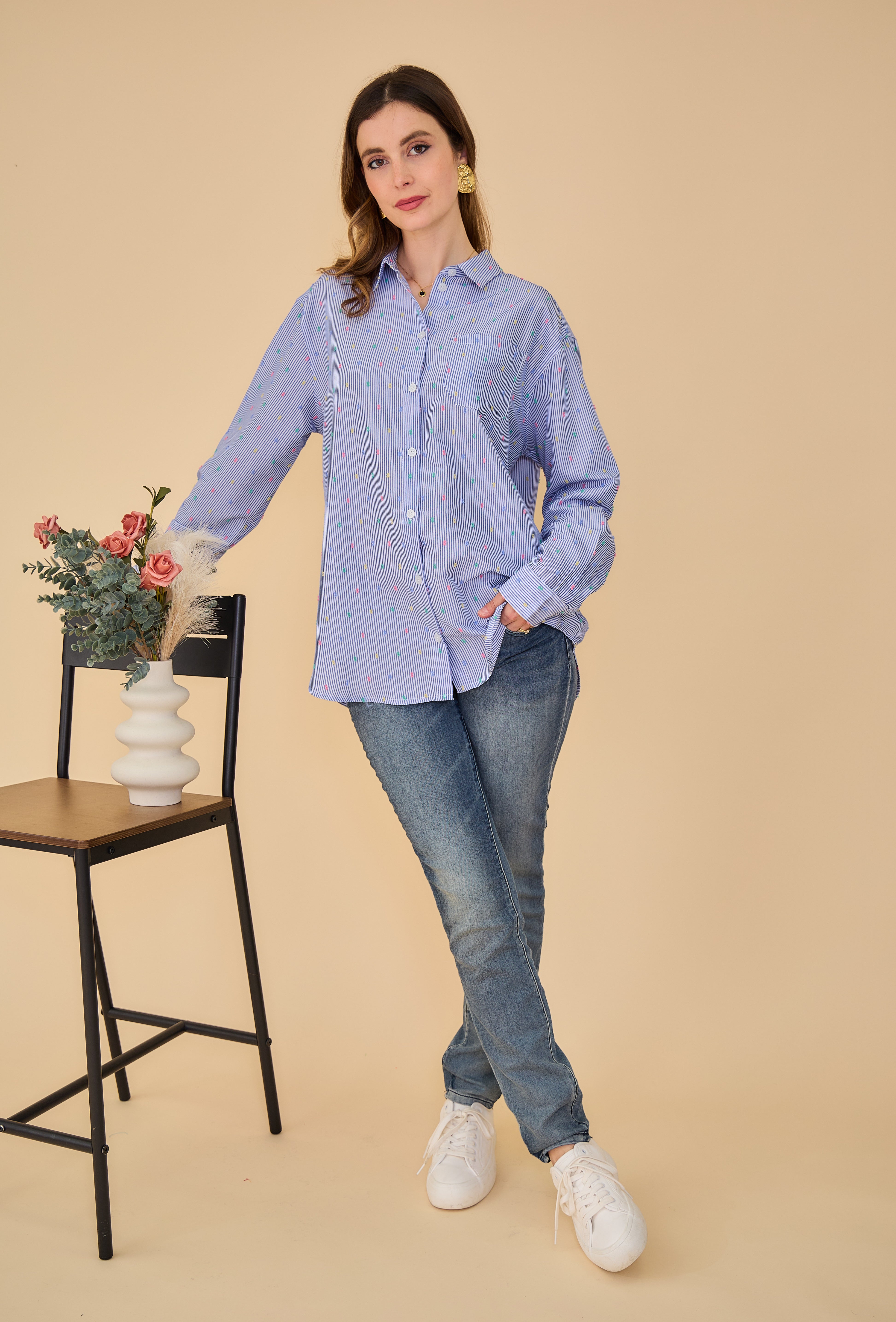 chemise bleue rayée à plumetis multicolores, poche plaqué haut gauche, col français