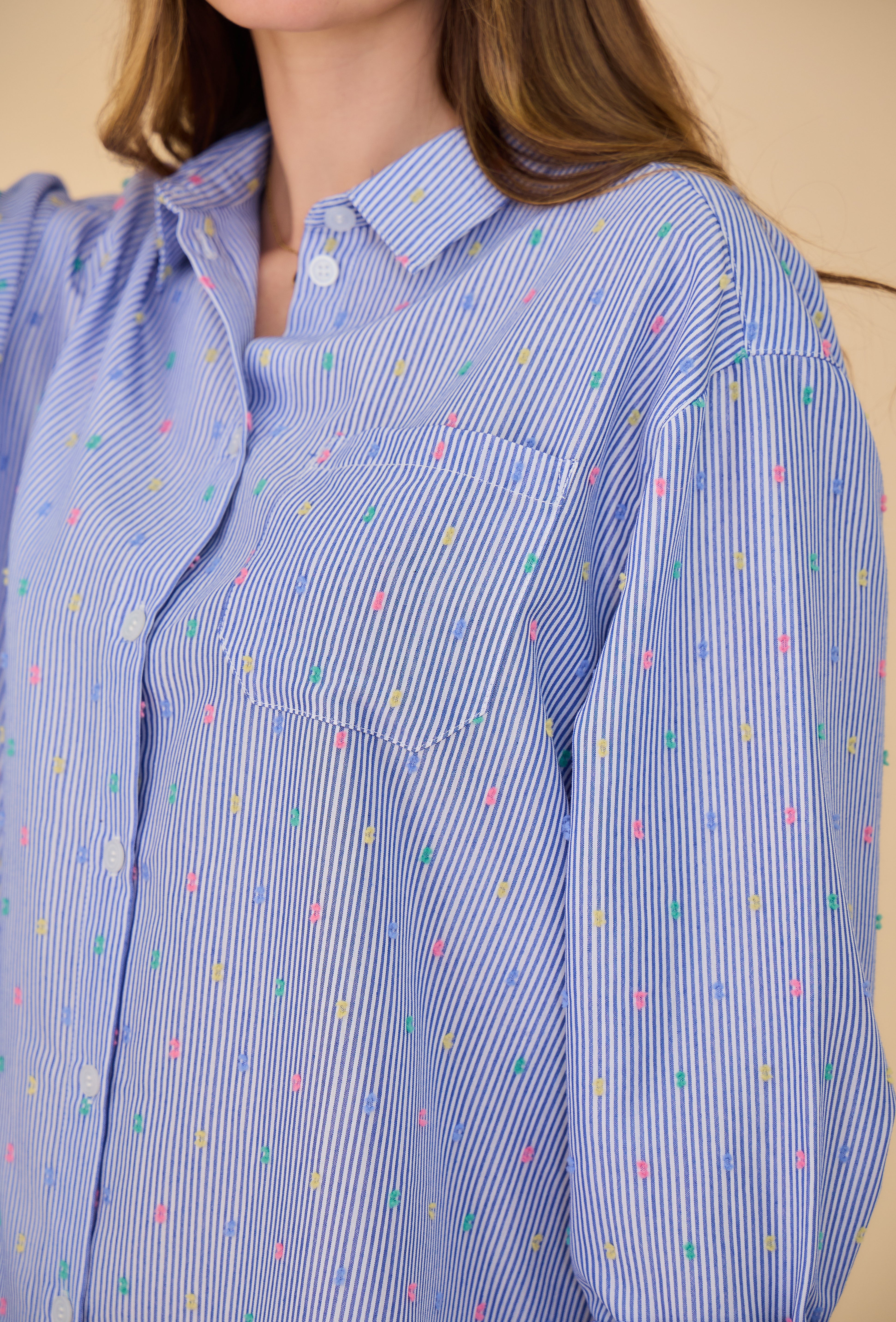 chemise bleue rayée à plumetis multicolores, poche plaqué haut gauche, col français, zoom poche