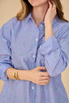 chemise bleue rayée à plumetis multicolores, poche plaqué haut gauche, col français