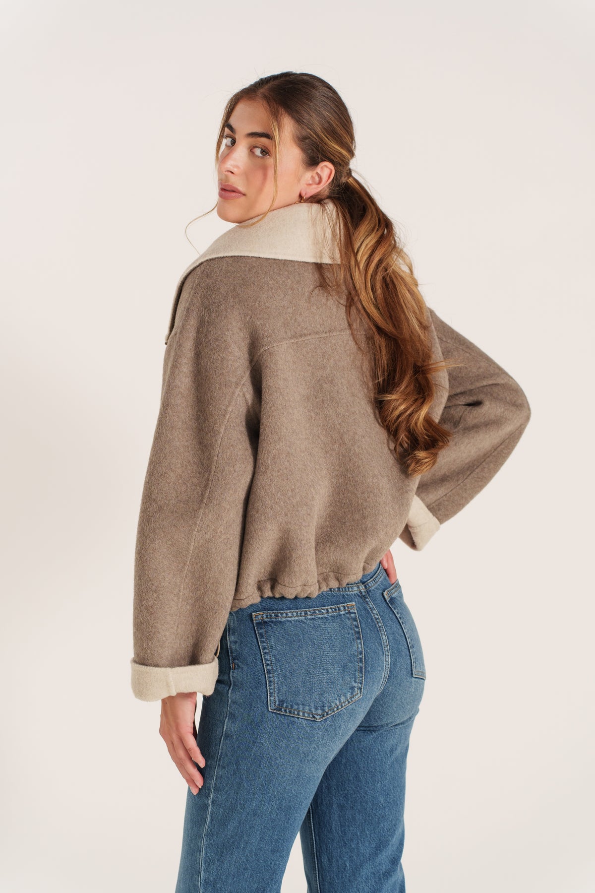 EUGENIA blouson court laine grand col contrasté zippé taupe femme - Escandelle Paris (dos)
#couleur_taupe