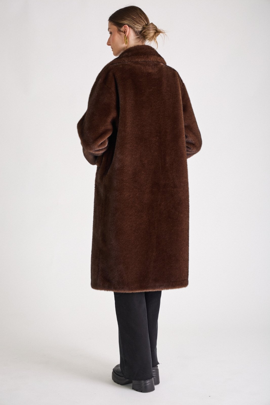 EUGENIE manteau long fausse fourrure col tailleur choco femme - Escandelle Paris (dos)
#couleur_choco