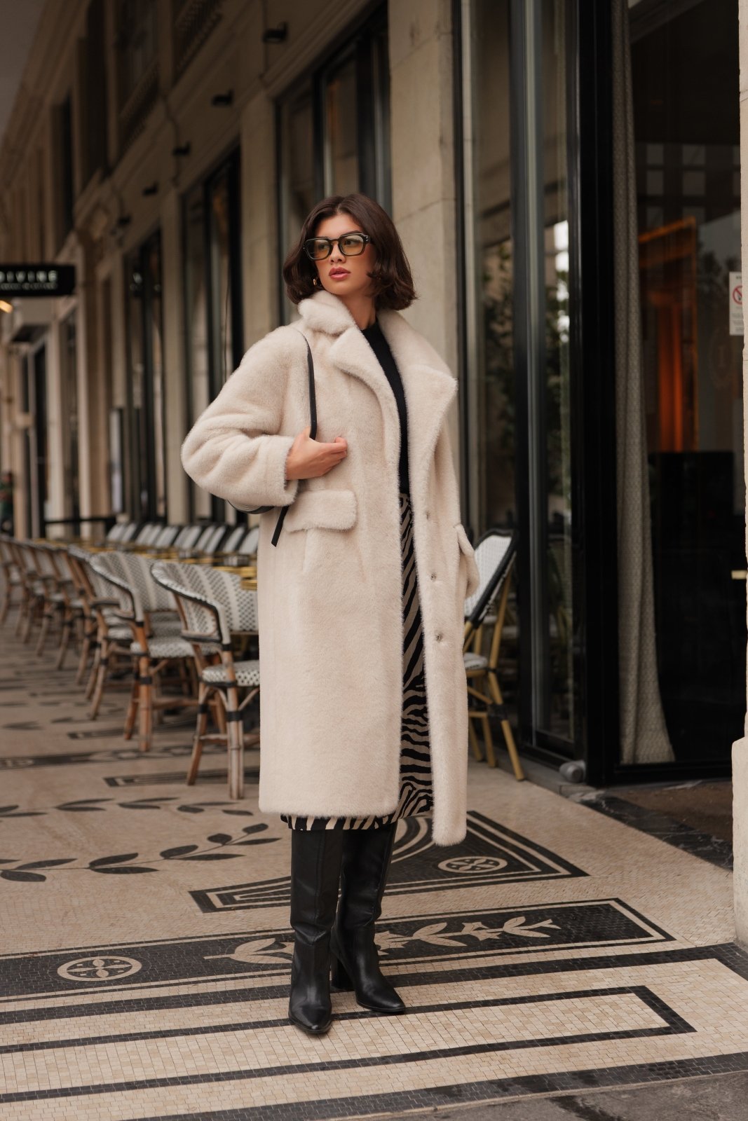 EUGENIE manteau long fausse fourrure col tailleur ecru femme - Escandelle Paris (profil droit)
#couleur_ecru
