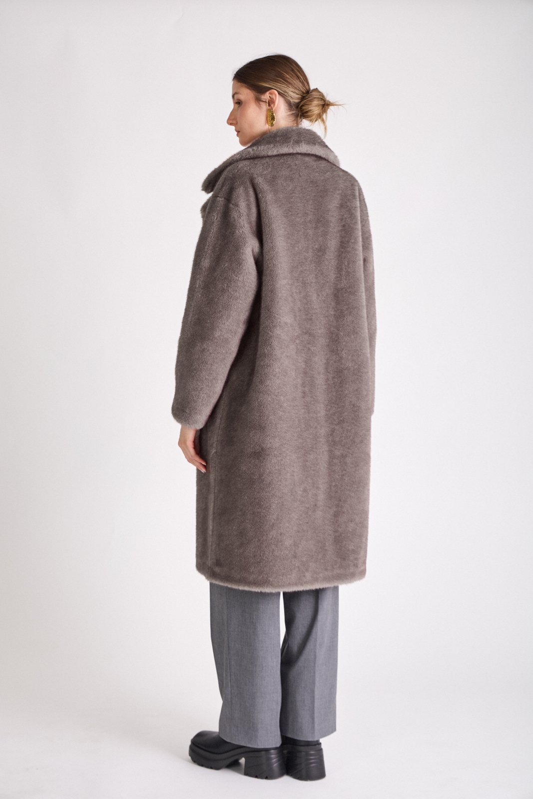 EUGENIE manteau long fausse fourrure col tailleur gris femme - Escandelle Paris (dos)
#couleur_gris