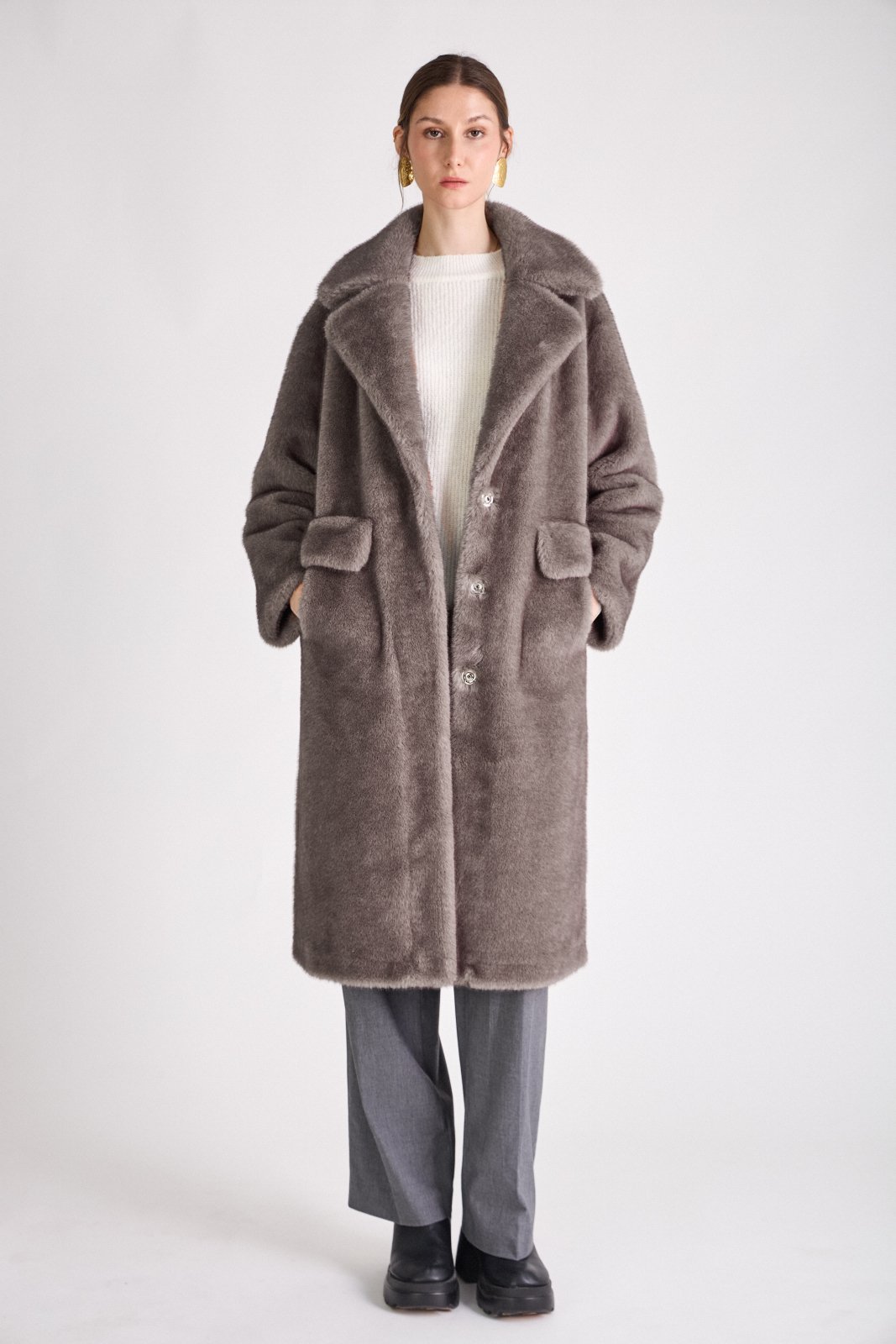 EUGENIE manteau long fausse fourrure col tailleur gris femme - Escandelle Paris (silhouette entière)
#couleur_gris