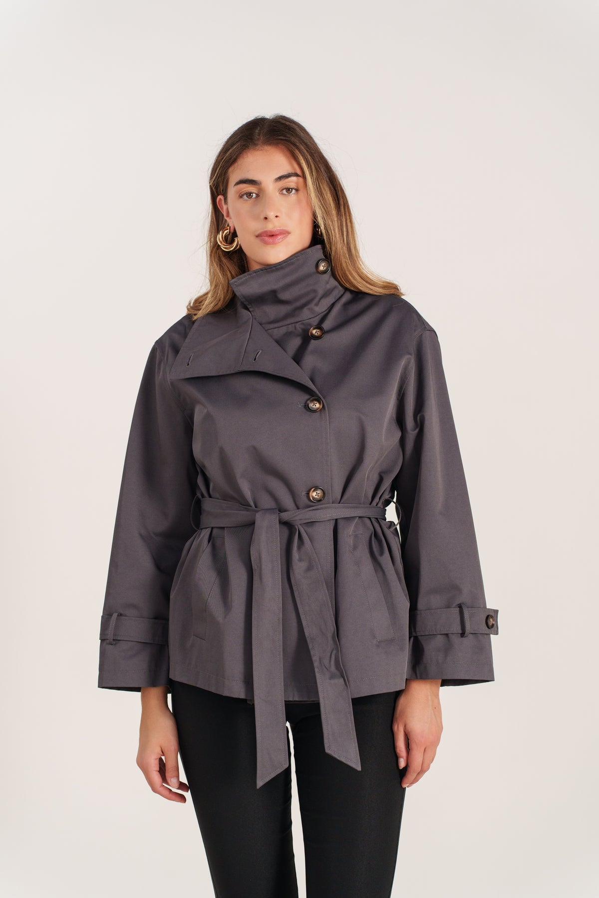 FABIANA trench court fluide col montant ceinturé asymétrique gris femme - Escandelle Paris (portrait)
#couleur_gris