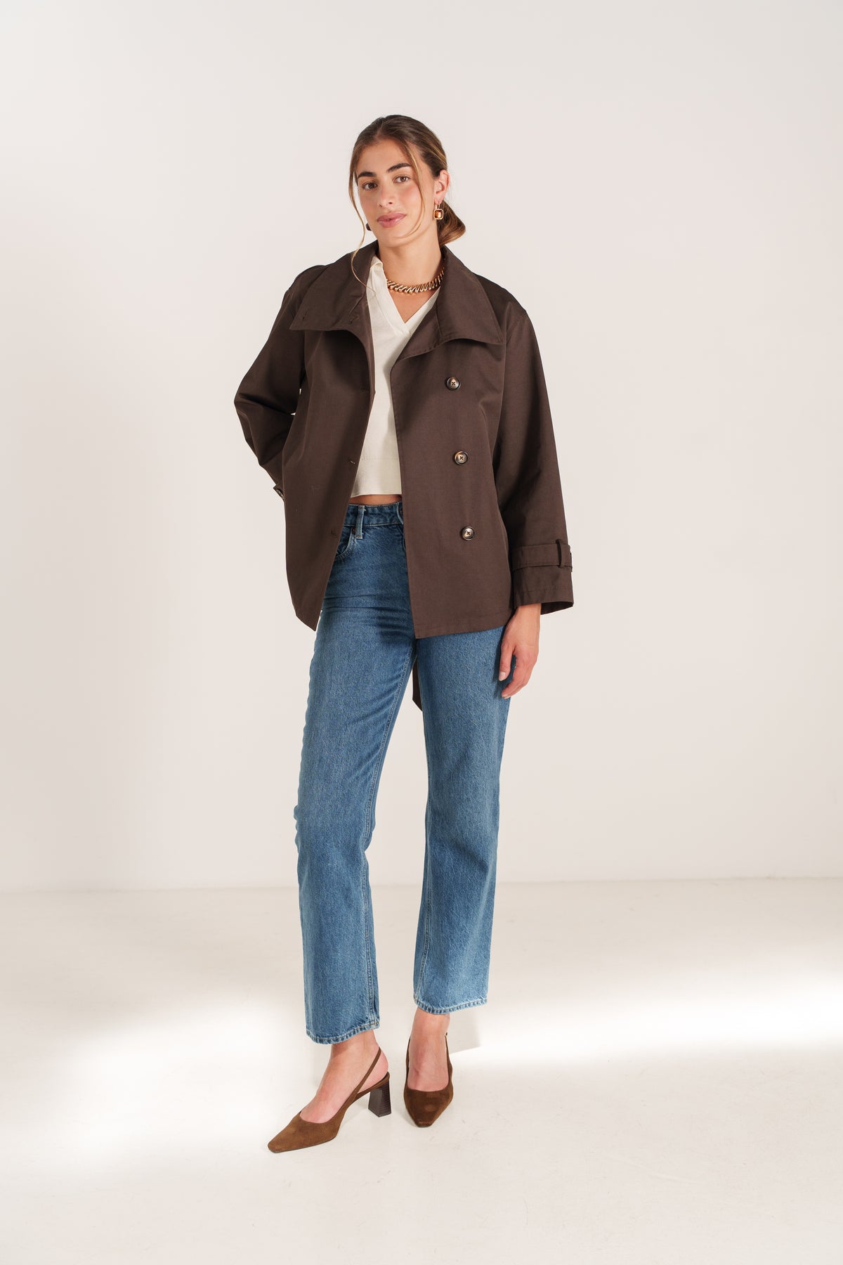 FABIANA trench court fluide col montant ceinturé asymétrique choco femme - Escandelle Paris (silhouette entière)
#couleur_choco