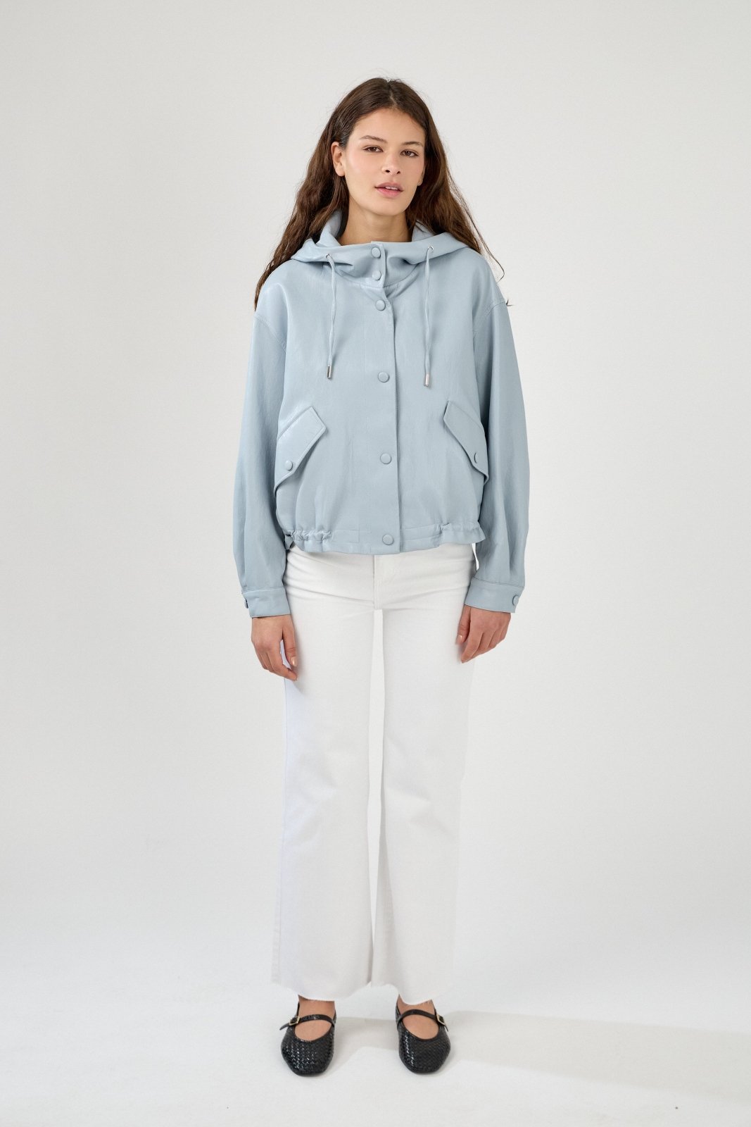 FIORELLE veste courte similicuir mi-saison ciel femme - Escandelle Paris (silhouette entière)
#couleur_ciel