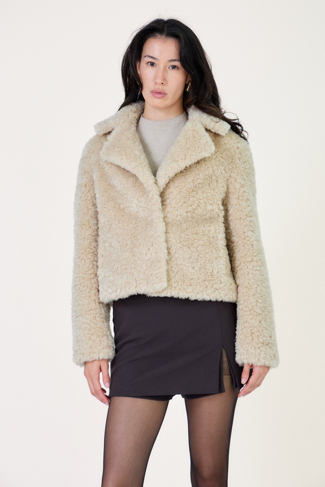 FREESIA manteau court fausse fourrure mouton bouclé beige femme - Escandelle Paris (portrait)
#couleur_beige