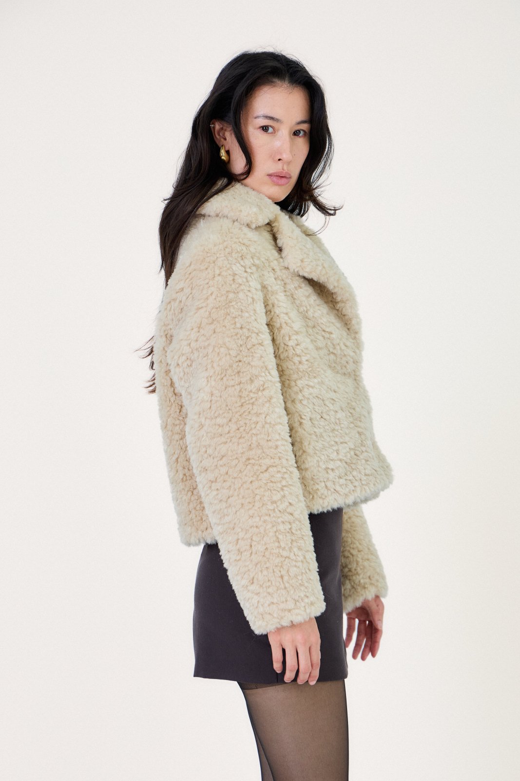 FREESIA manteau court fausse fourrure mouton bouclé beige femme - Escandelle Paris (profil droit)
#couleur_beige