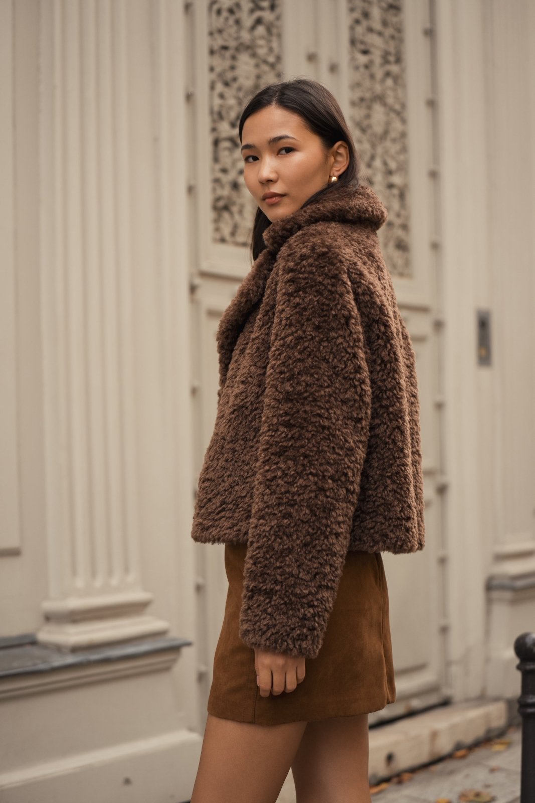 FREESIA manteau court fausse fourrure mouton bouclé choco femme - Escandelle Paris (profil gauche)
#couleur_choco