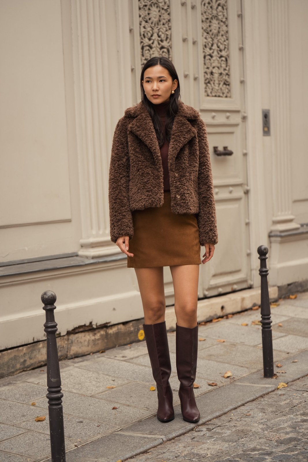 FREESIA manteau court fausse fourrure mouton bouclé choco femme - Escandelle Paris (silhouette entière)
#couleur_choco