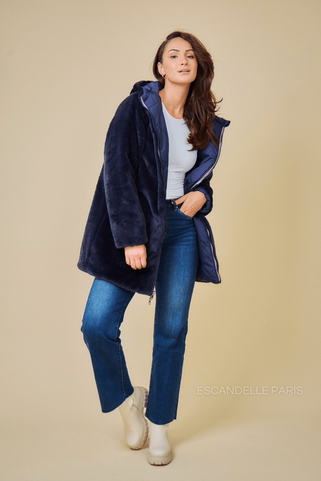 GEMMA parka longue réversible fourrée marine femme - Escandelle Paris (silhouette côté fourrée)
#couleur_marine