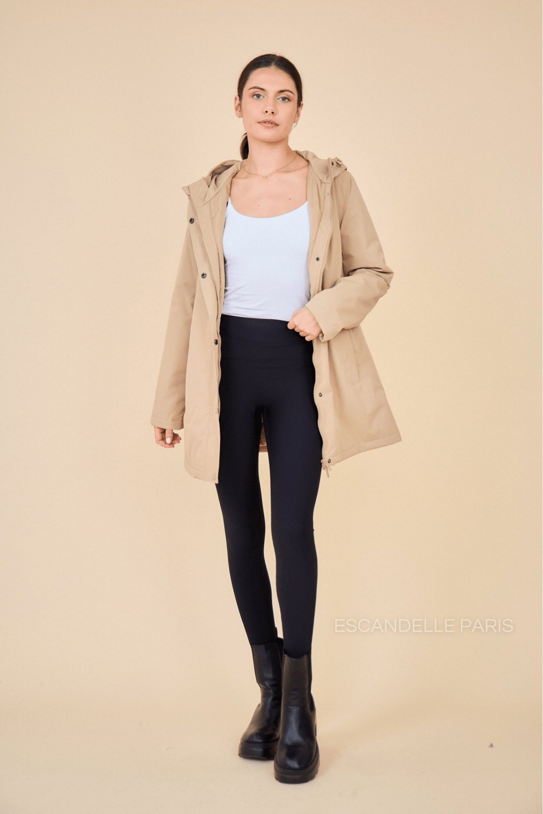 INES parka mi-long matelassée imperméable beige femme - Escandelle Paris (silhouette entière)
#couleur_beige