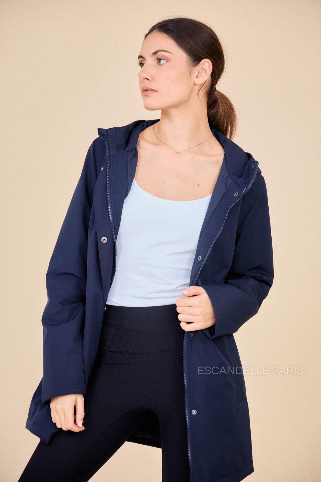 INES parka mi-long matelassée imperméable marine femme - Escandelle Paris (portrait)
#couleur_marine