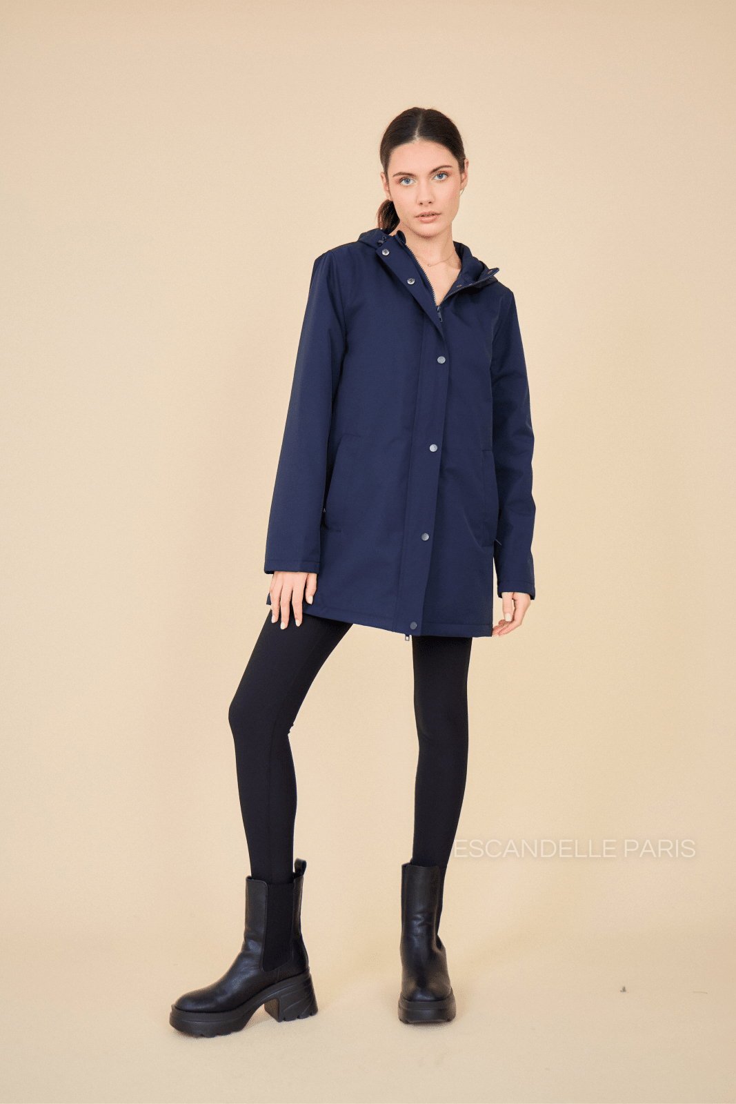INES parka mi-long matelassée imperméable marine femme - Escandelle Paris (silhouette entière)
#couleur_marine
