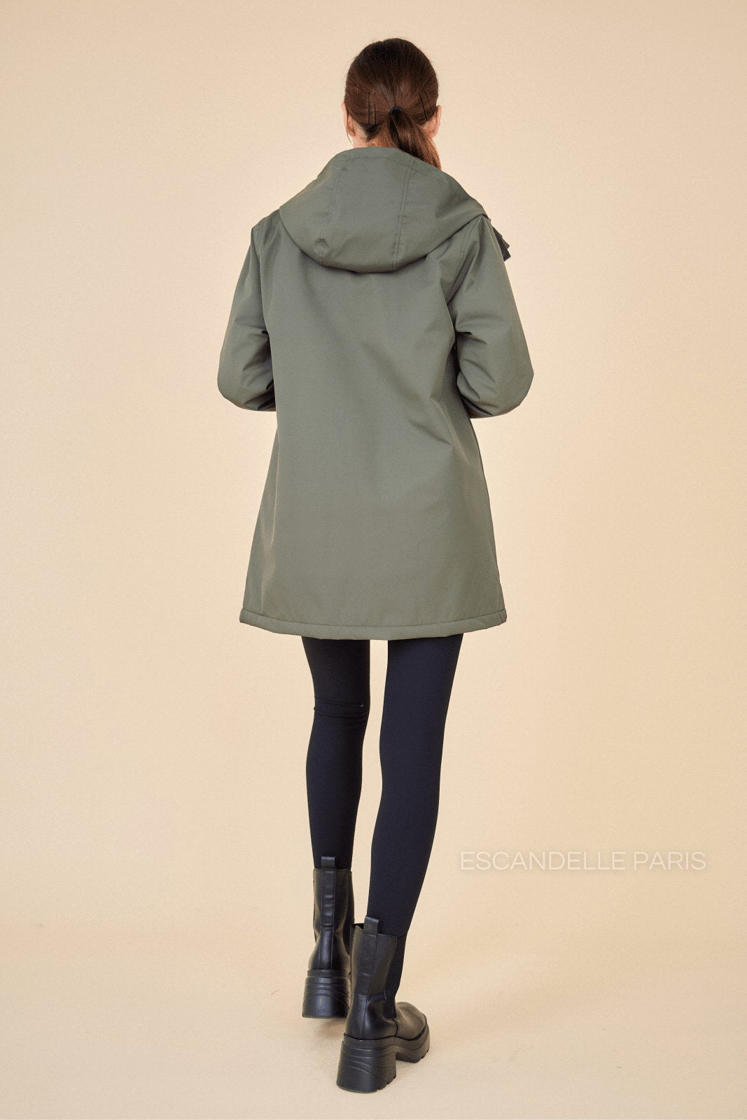 INES parka mi-long matelassée imperméable kaki femme - Escandelle Paris (vue de dos)
#couleur_kaki