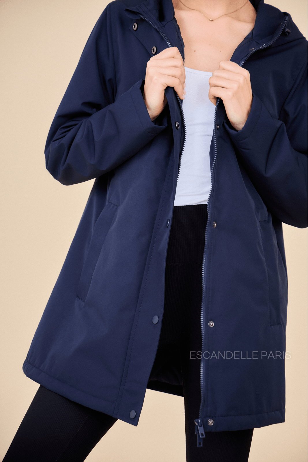 INES parka mi-long matelassée imperméable marine femme - Escandelle Paris (gros plan détails matière)
#couleur_marine