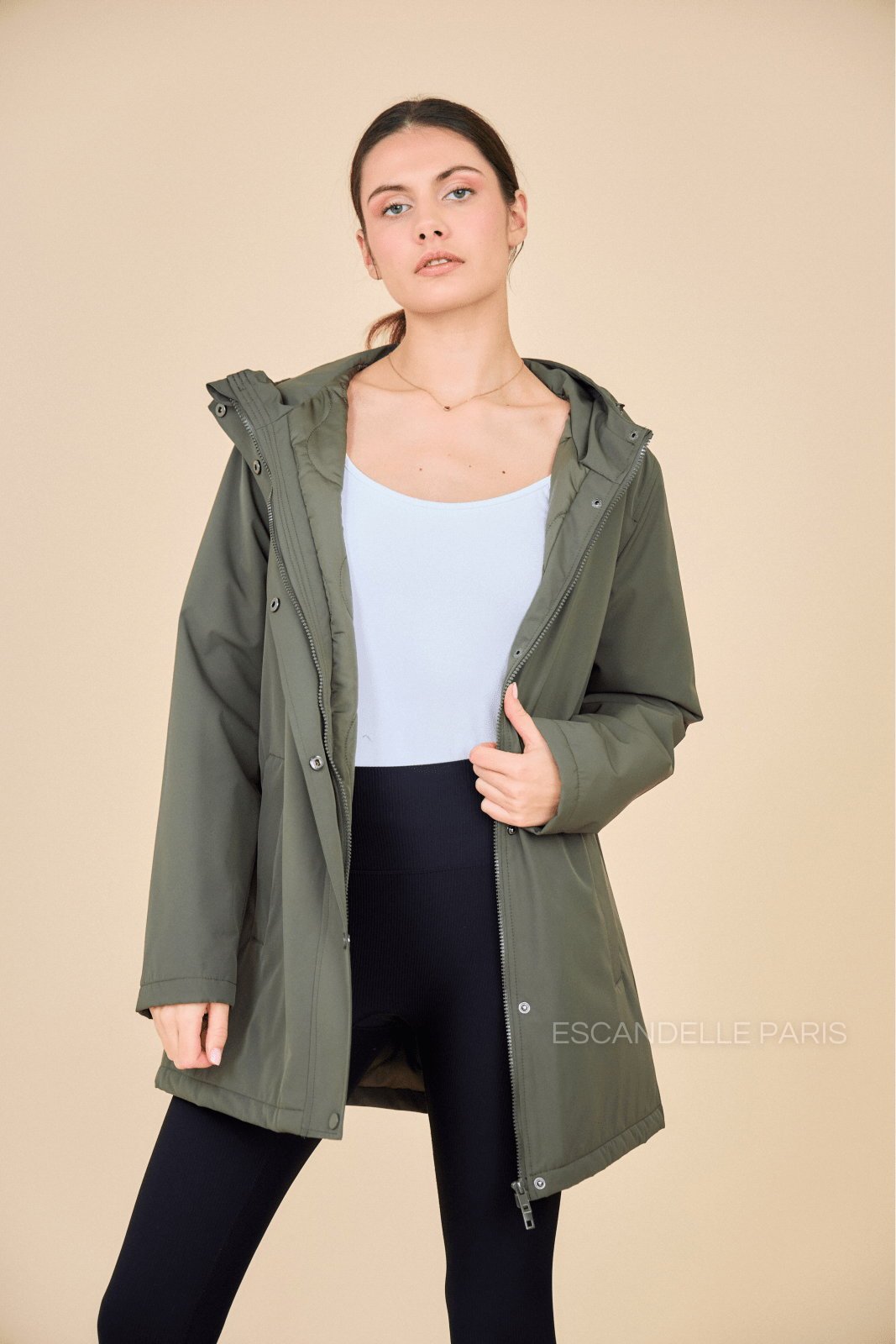 INES parka mi-long matelassée imperméable kaki femme - Escandelle Paris (portrait)
#couleur_kaki