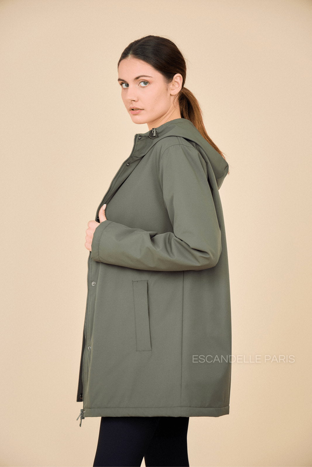INES parka mi-long matelassée imperméable kaki femme - Escandelle Paris (vue de profil)
#couleur_kaki