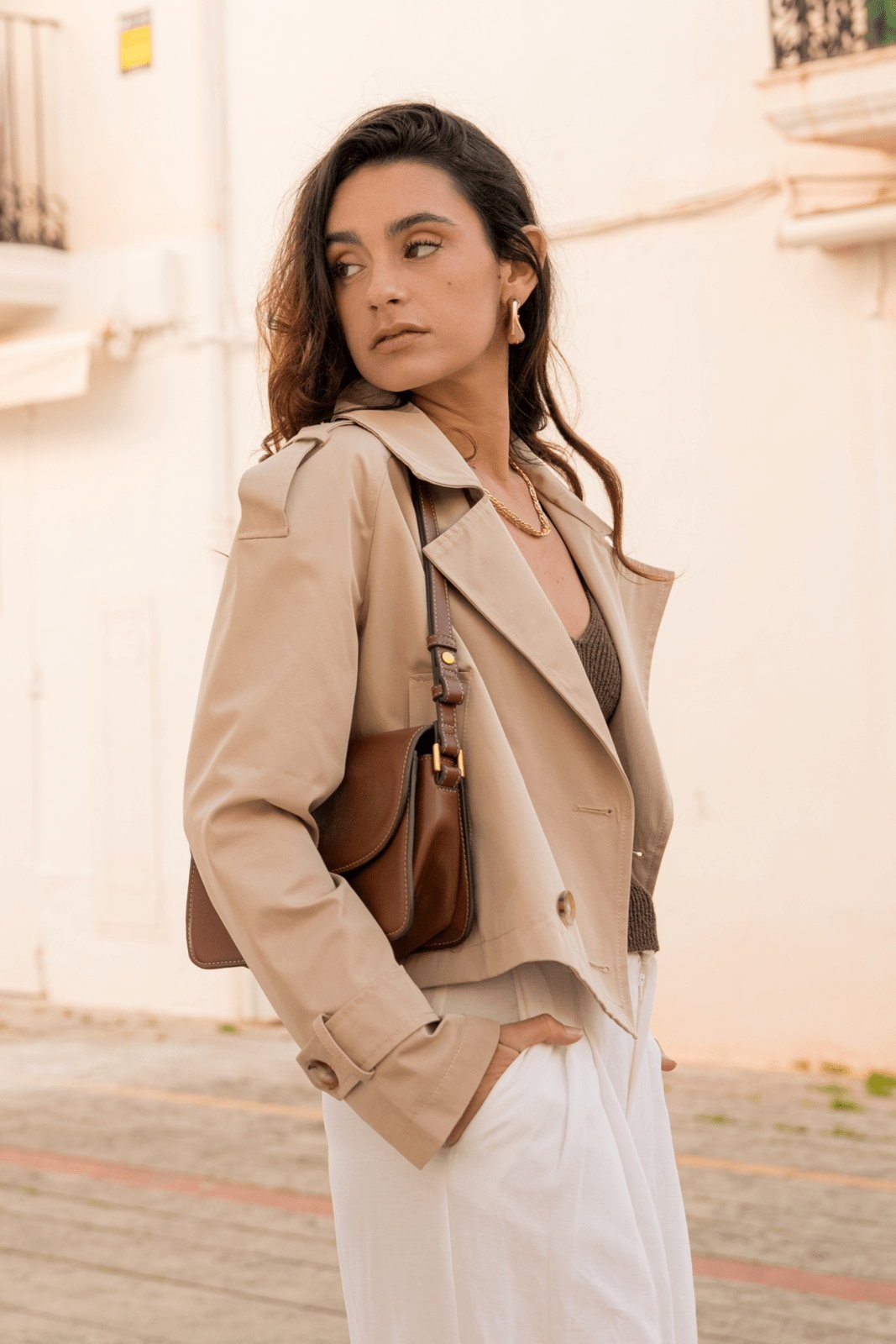 ISABEAU trench court déperlant double boutonnage beige femme - Escandelle Paris (silhouette lifestyle)
#couleur_beige
