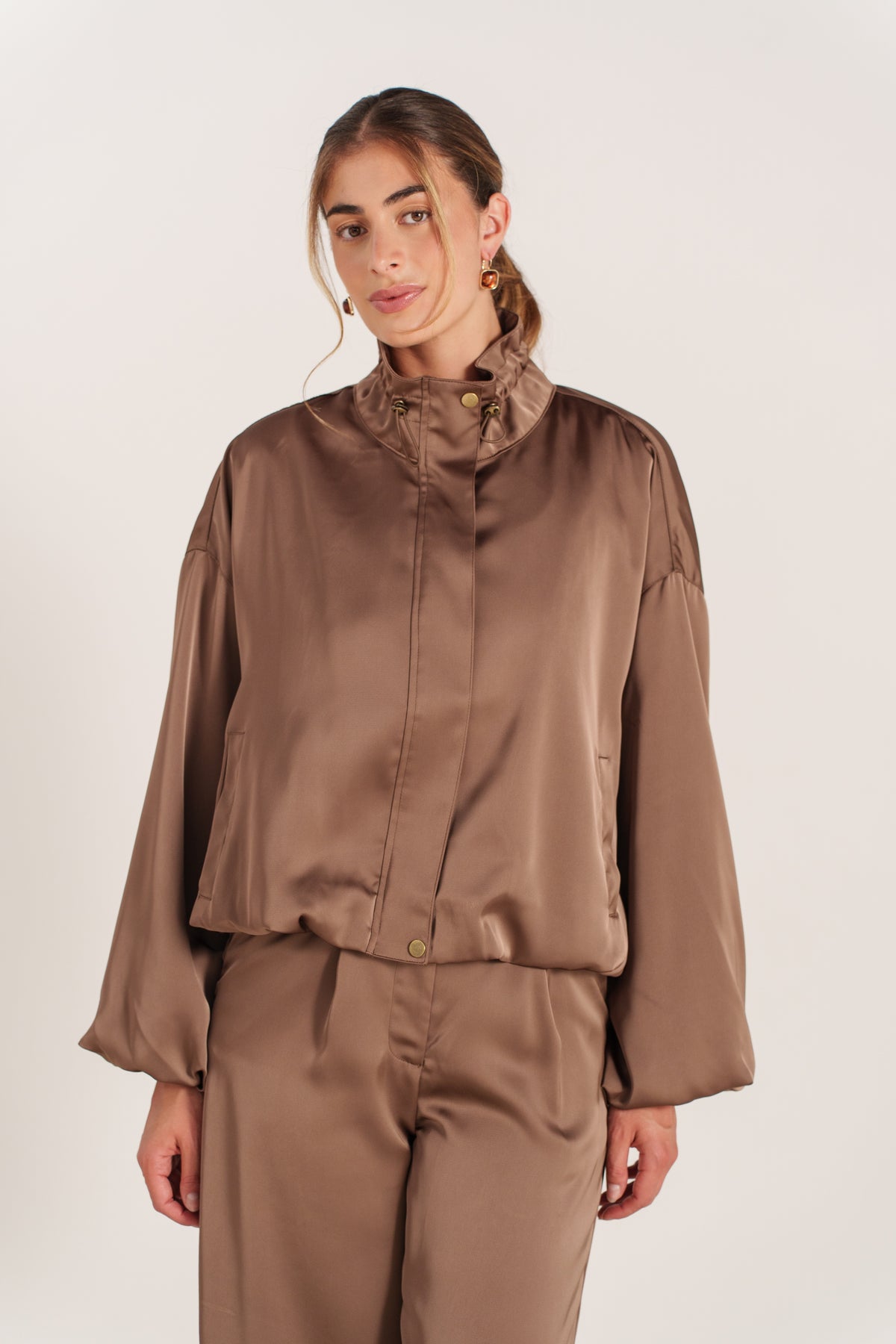 ISABELLE veste bomber satin léger manches longues choco femme - Escandelle Paris (portrait)
#couleur_choco