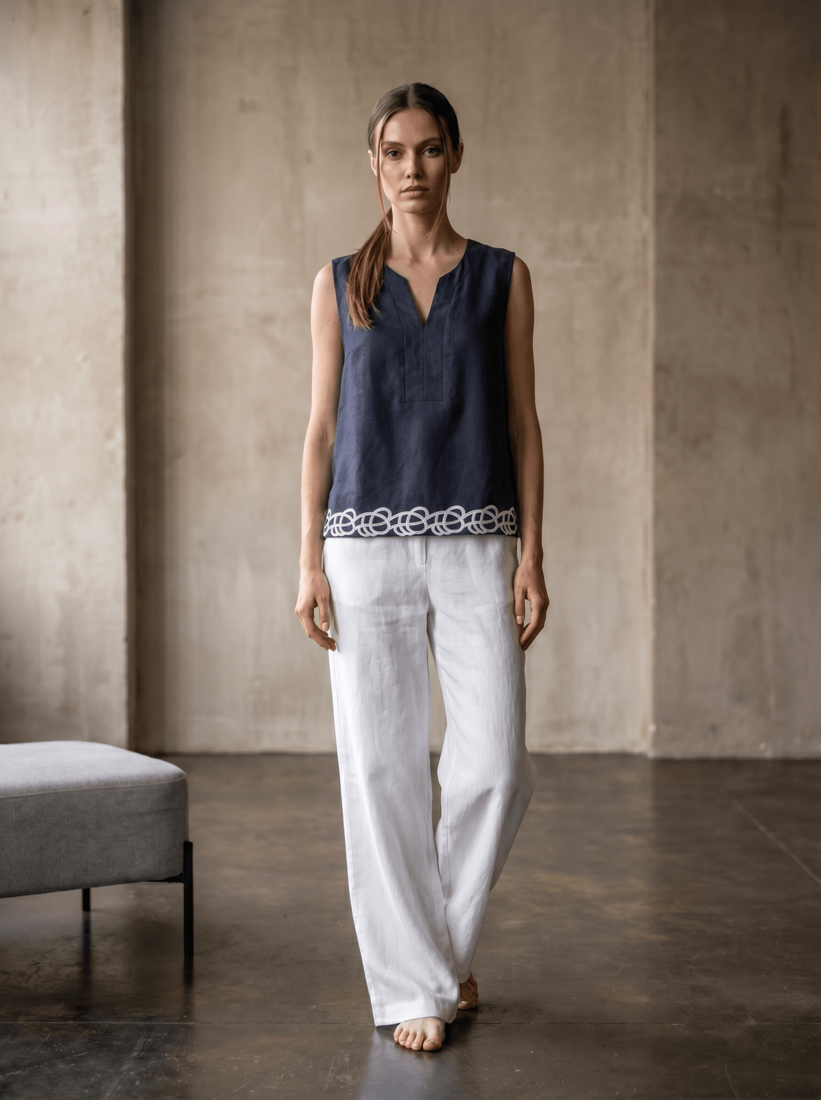 ISALINE blouse lin brodée sans manches marine femme - Escandelle Paris (silhouette entière)
#couleur_navy