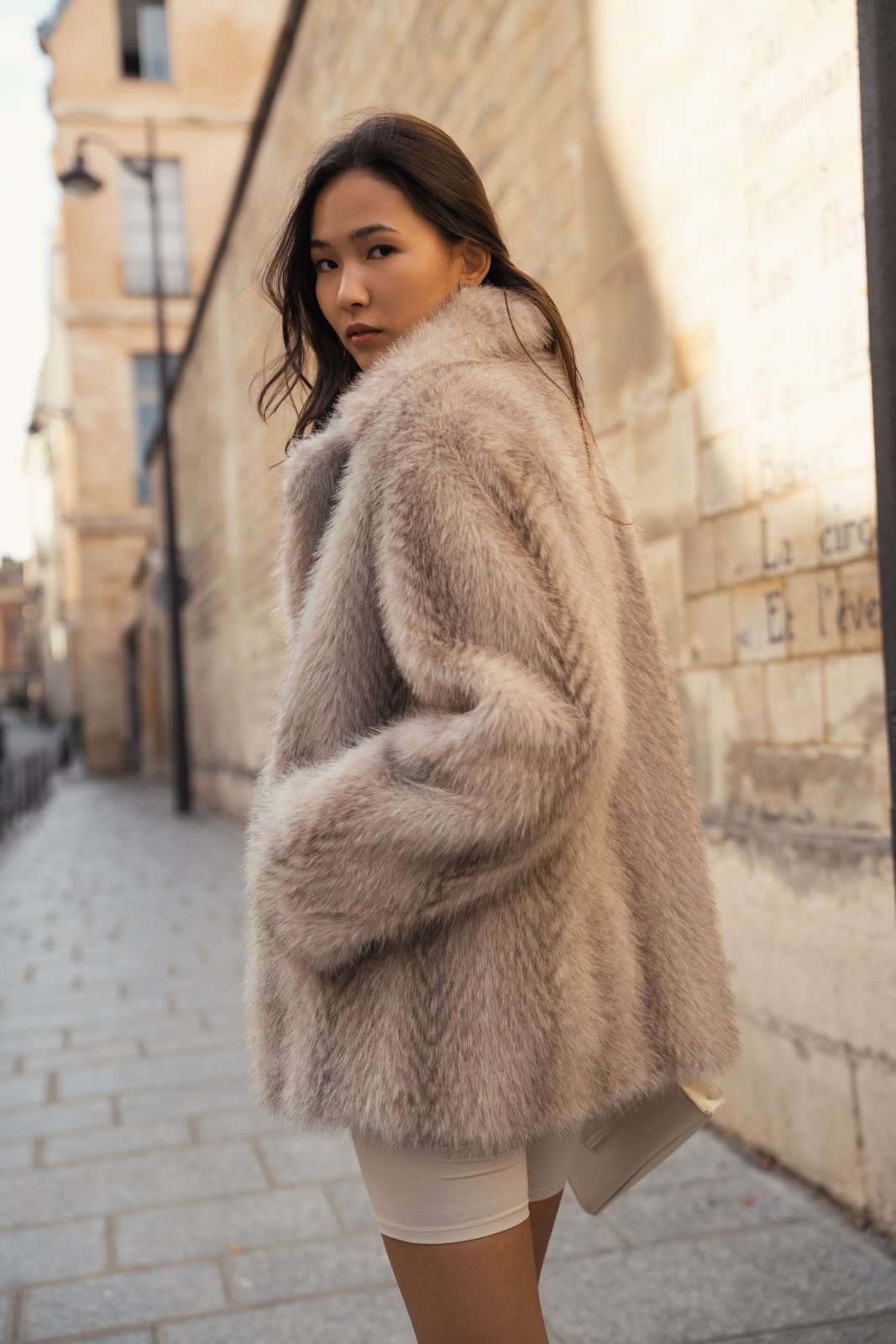 ISOLDE manteau long fausse fourrure poils longs gris femme - Escandelle Paris (profil gauche)
#couleur_gris
