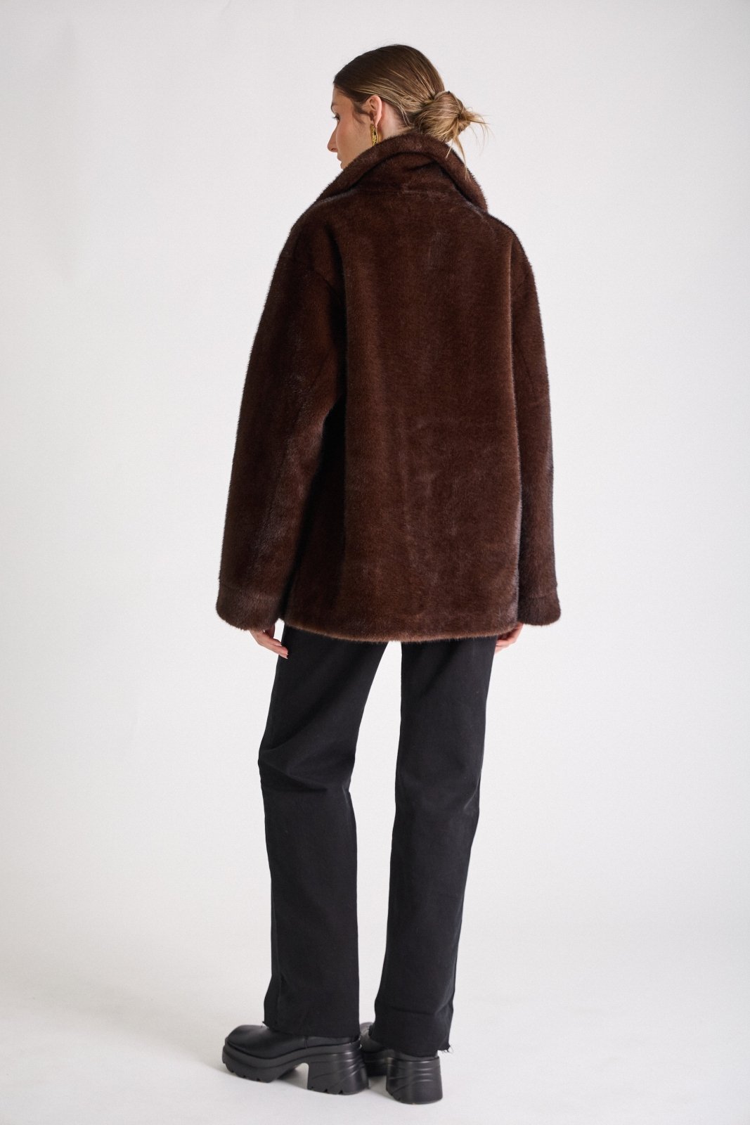 JESSIE manteau long fausse fourrure col large choco femme - Escandelle Paris (dos)
#couleur_choco