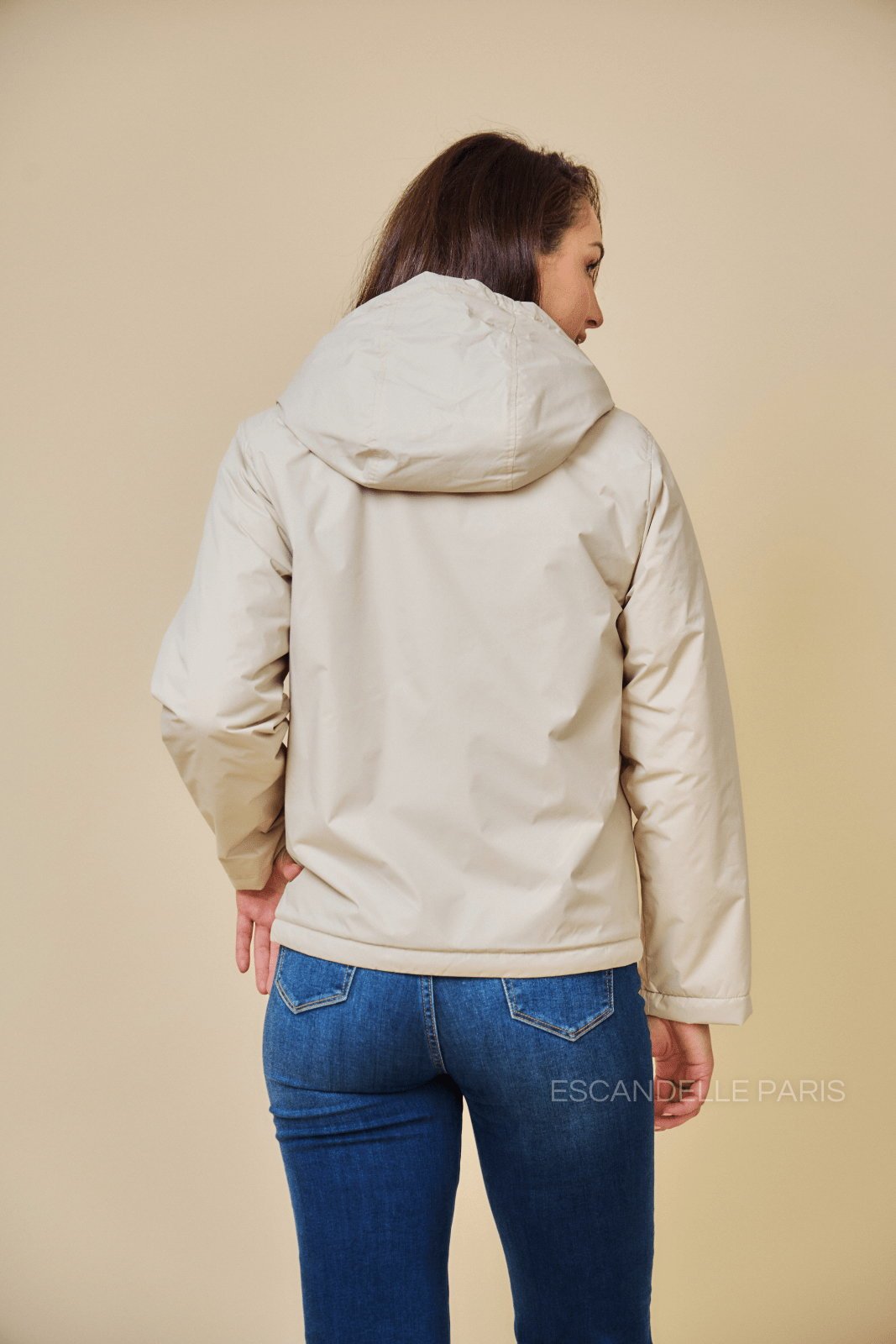 JIMMY parka courte imperméable fourrée beige femme - Escandelle Paris (vue de dos)
#couleur_beige