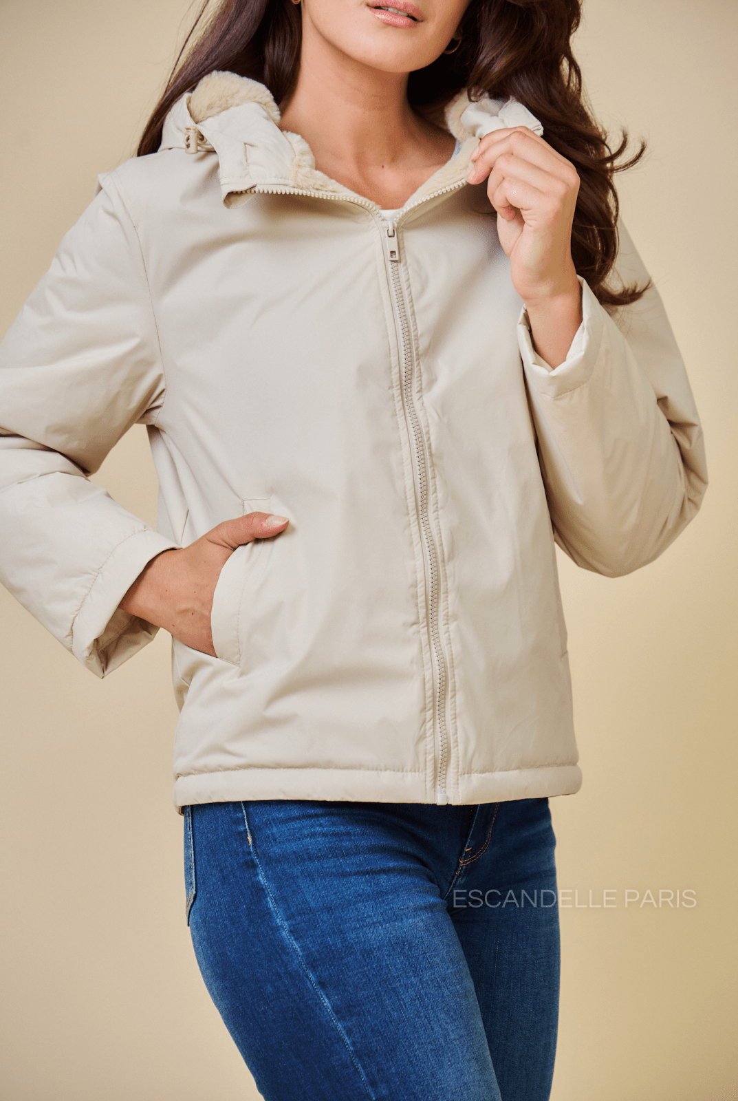 JIMMY parka courte imperméable fourrée beige femme - Escandelle Paris (gros plan détails matière)
#couleur_beige