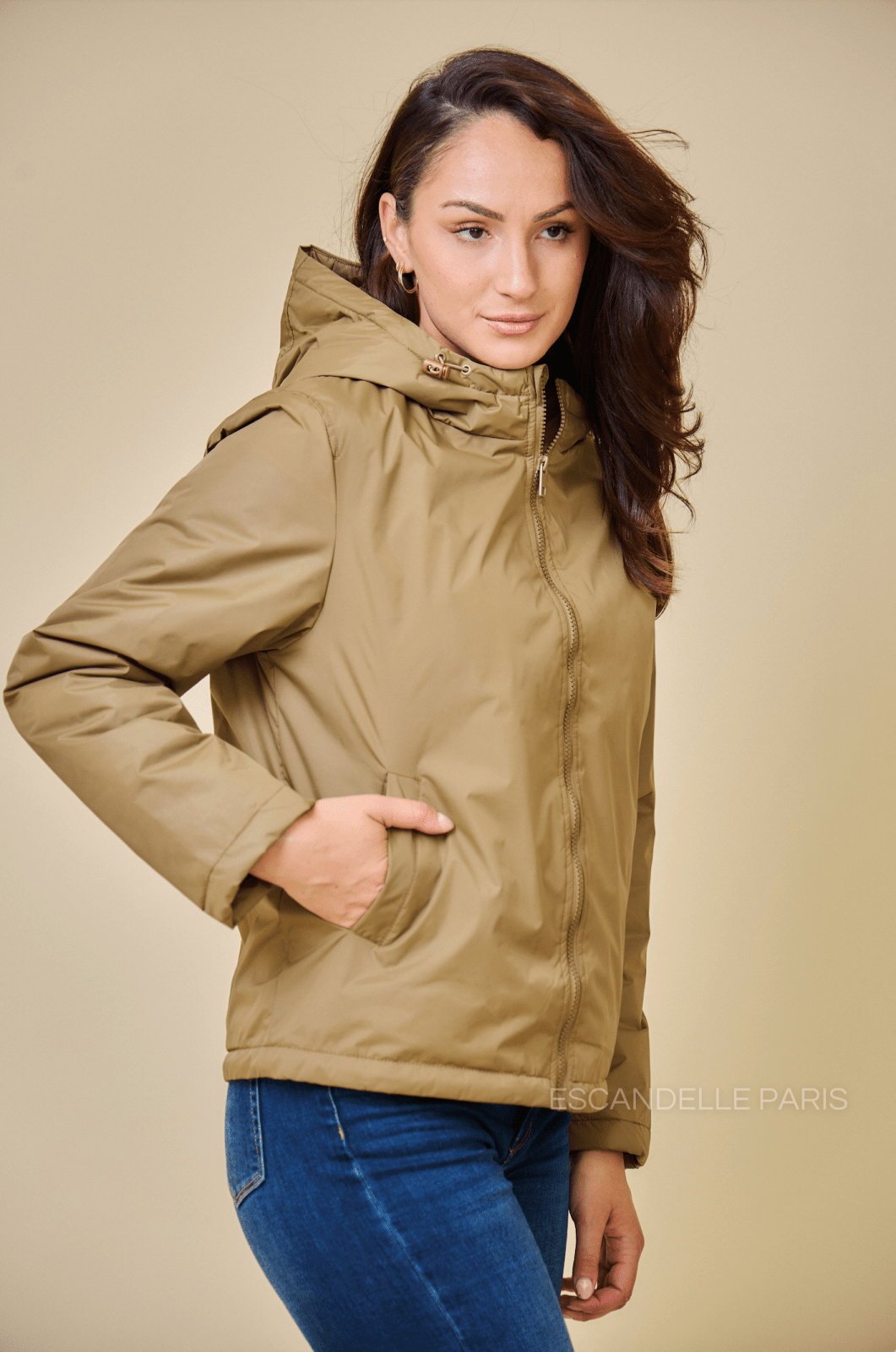 JIMMY parka courte imperméable fourrée taupe femme - Escandelle Paris (vue de profil)
#couleur_taupe