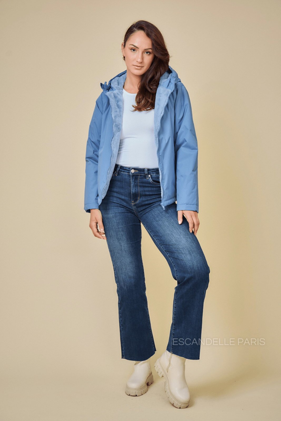 JIMMY parka courte imperméable fourrée jeans femme - Escandelle Paris (silhouette entière)
#couleur_jeans
