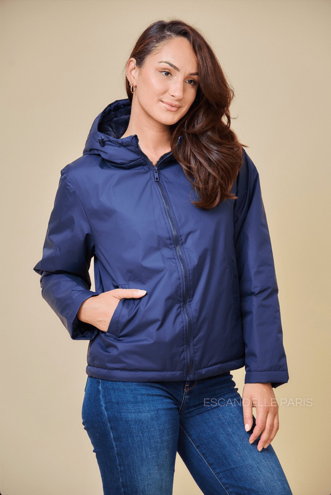 JIMMY parka courte imperméable fourrée marine femme - Escandelle Paris (portrait)
#couleur_navy