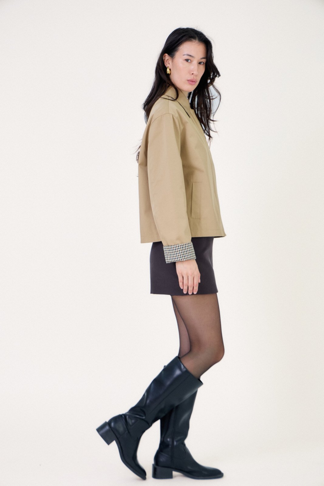 JOE veste courte déperlante zippée beige femme - Escandelle Paris (profil droit)
#couleur_beige