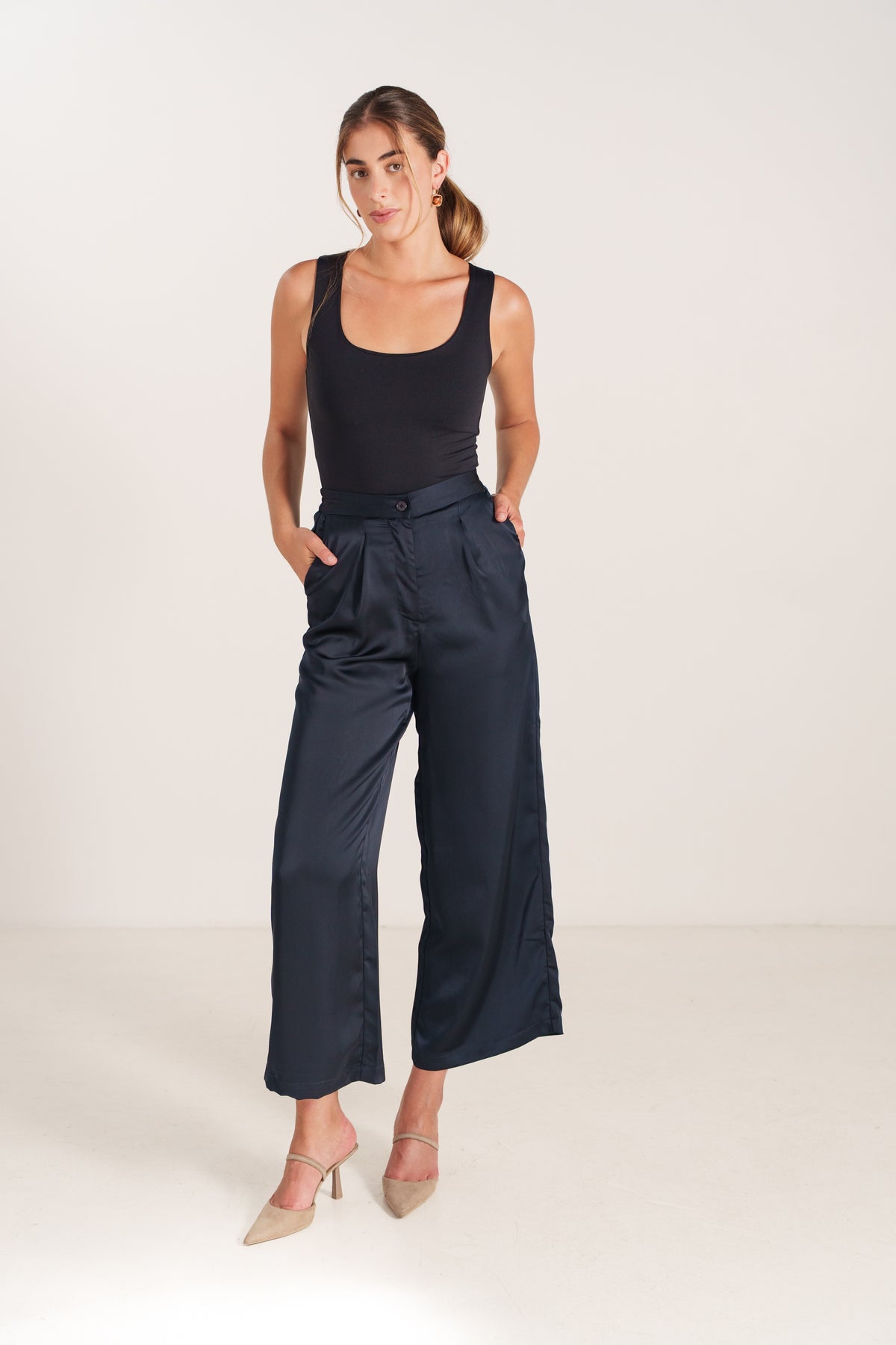 JULIANA pantalon large satin fluide poches marine femme - Escandelle Paris (silhouette entière)
#couleur_marine