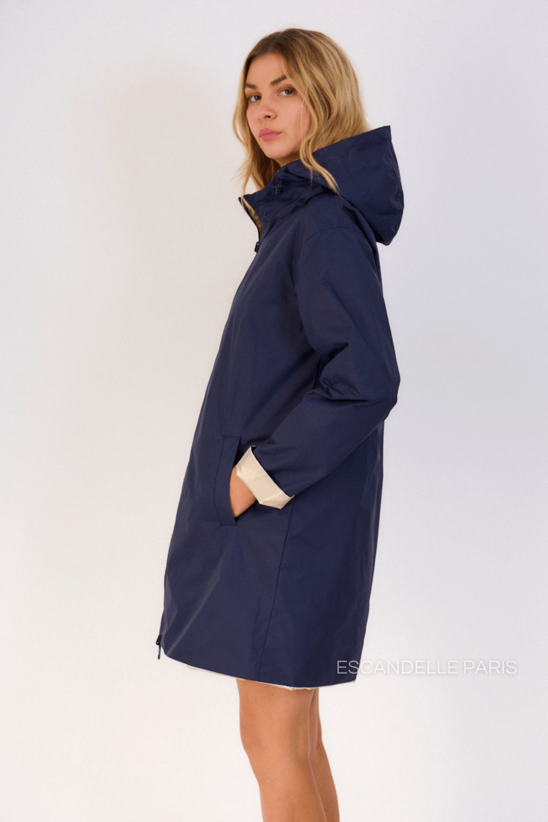 JUNE parka longue imperméable réversible métallisée navy femme - Escandelle Paris (dos)
#couleur_marine