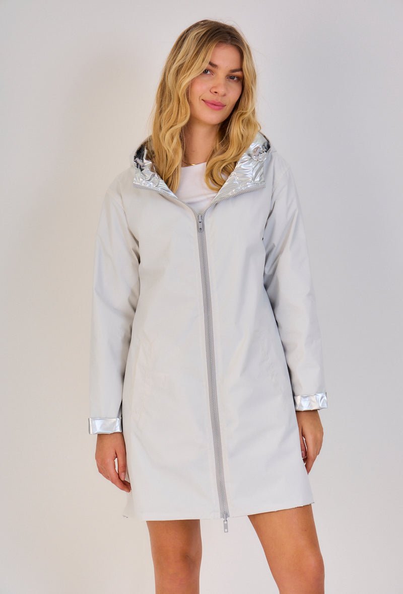 JUNE parka longue imperméable réversible métallisée argent femme - Escandelle Paris (portrait)
#couleur_argent